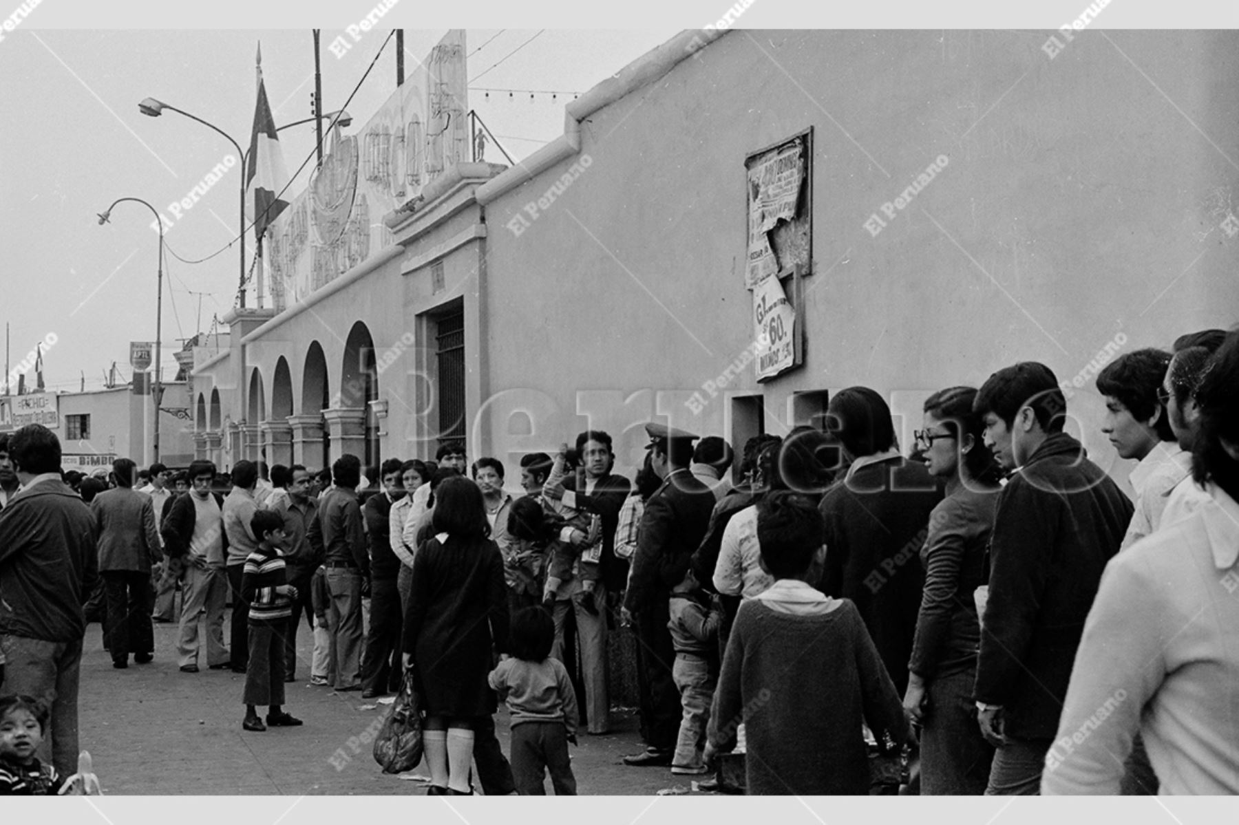 Lima - 29 julio 1976 / Colas en espera para el ingreso al espectáculo del circo, en las instalaciones de la Plaza de Acho. Foto: Archivo Histórico El Peruano / Rómulo Luján