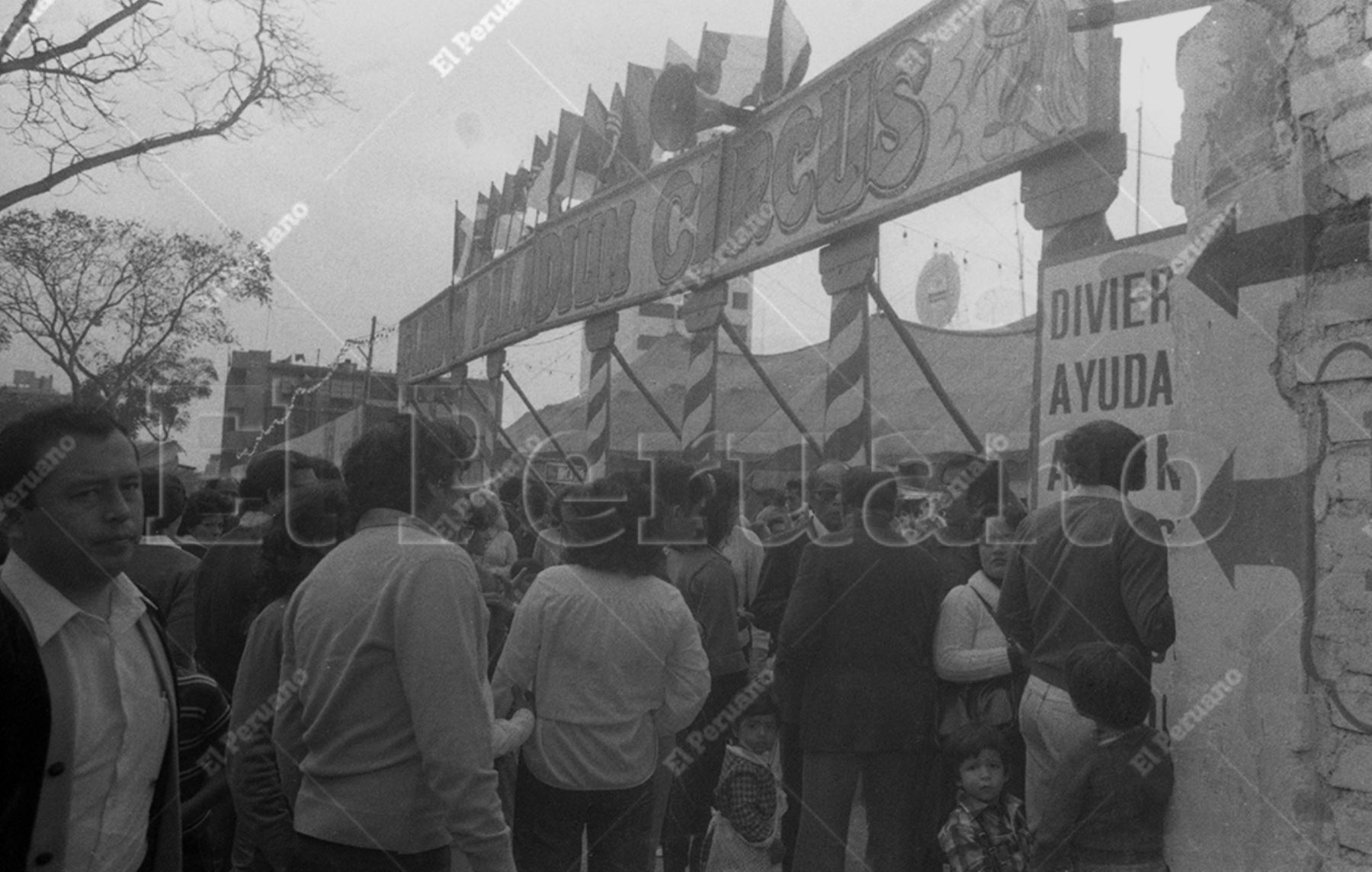 Lima - 27 julio 1980 / Colas antes del ingreso al circo, al esperado espectáculo circense y a los números artísticos anunciados en los carteles publicitarios en el marco de las atracciones por Fiestas Patrias. Foto: Archivo Histórico El Peruano / Bernabé Wong