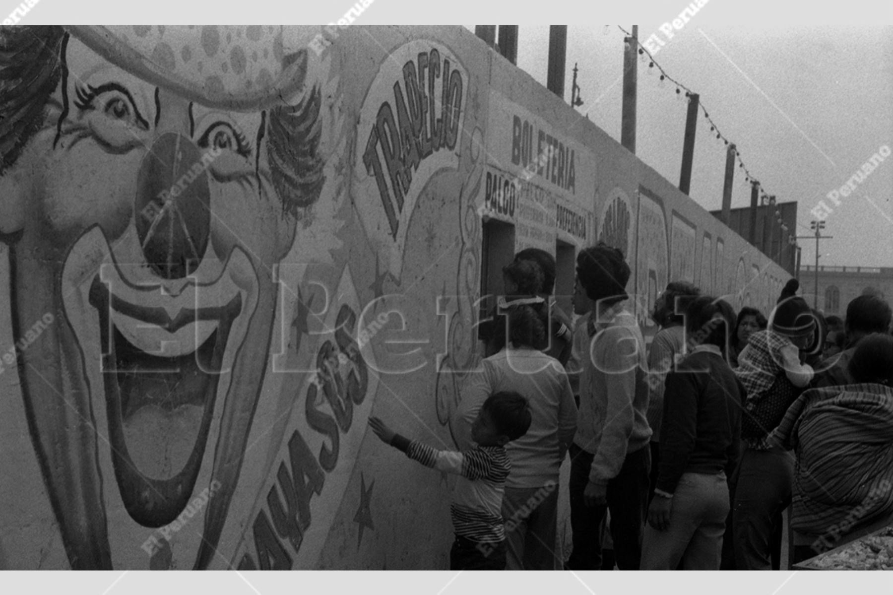 Lima - 27 julio 1980 / Colas alrededor de la boletería para adquirir las entradas que permitan el ingreso a la función del circo en el marco de las atracciones por la celebración de las Fiestas Patrias. Foto: Archivo Histórico El Peruano / Bernabé Wong