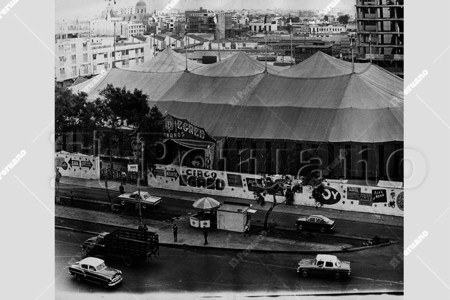 Lima - década 70 / Exteriores de la carpa del circo Egred instalado en el centro de Lima y con los avisos de los números artísticos a presentar en  la función a realizar, como parte de las atracciones por Fiestas Patrias. Foto: Archivo Histórico El Peruano