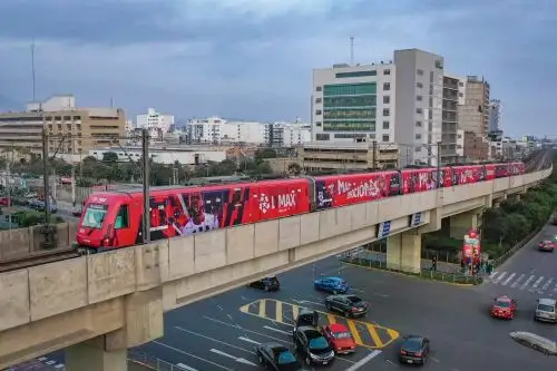La imagen del tren de la Línea 1 y el puente elevado puede dar una idea de cómo será el monorriel que unirá la Línea 2 y el nuevo aeropuerto internacional Jorge Chávez. Foto: Imagen referencial