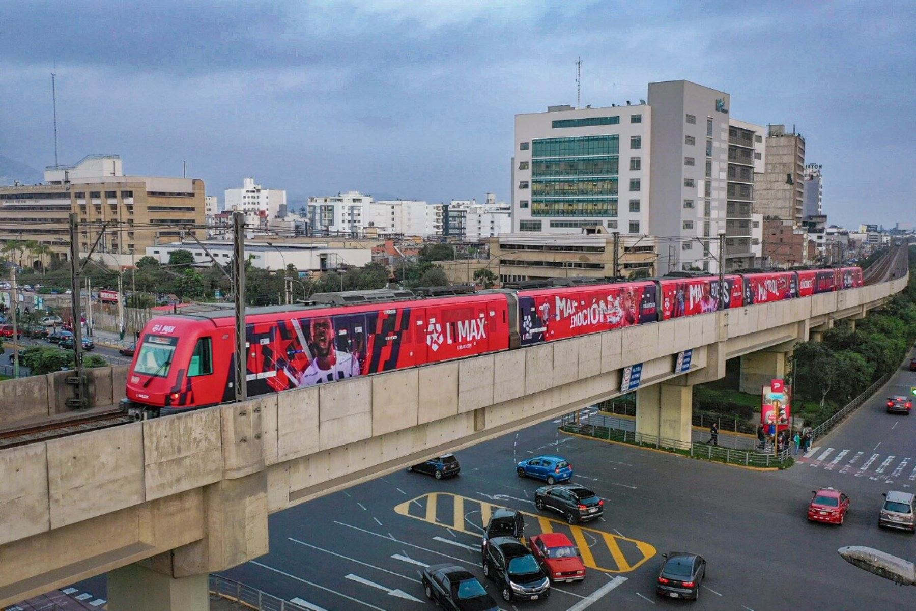 La imagen del tren de la Línea 1 y el puente elevado puede dar una idea de cómo será el monorriel que unirá la Línea 2 y el nuevo aeropuerto internacional Jorge Chávez. Foto: Imagen referencial