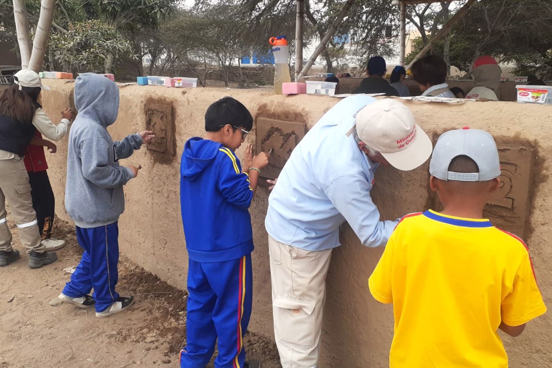 Una delegación de niños y niñas participó en el taller vivencial de elaboración de relieves con iconografía de la cultura Chimú. Foto: ANDINA/Difusión