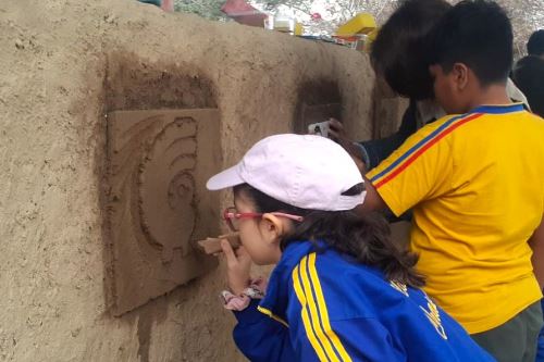 Una delegación de niños y niñas participó en el taller vivencial de elaboración de relieves con iconografía de la cultura Chimú. Foto: ANDINA/Difusión