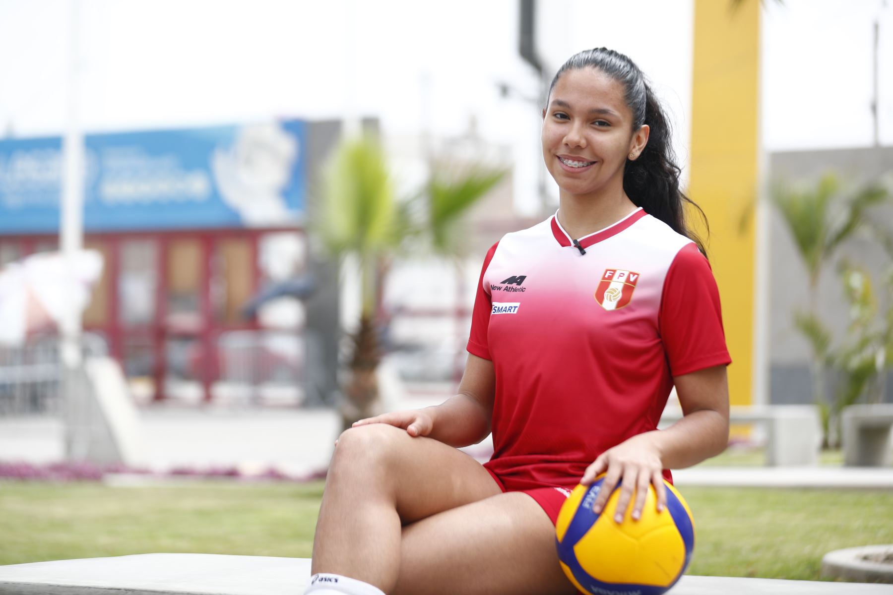 Ariana Vásquez es la capitana de la Selección Peruana de Vóley Sub 17, quien junto a sus compañeras competirá en el Mundial de Vóley Femenino Sub 17 2024 a realizarse en el Perú. Tiene 15 años, y actualmente cursa el 3er. grado de educación secundaria. Foto: ANDINA/Daniel Bracamonte
