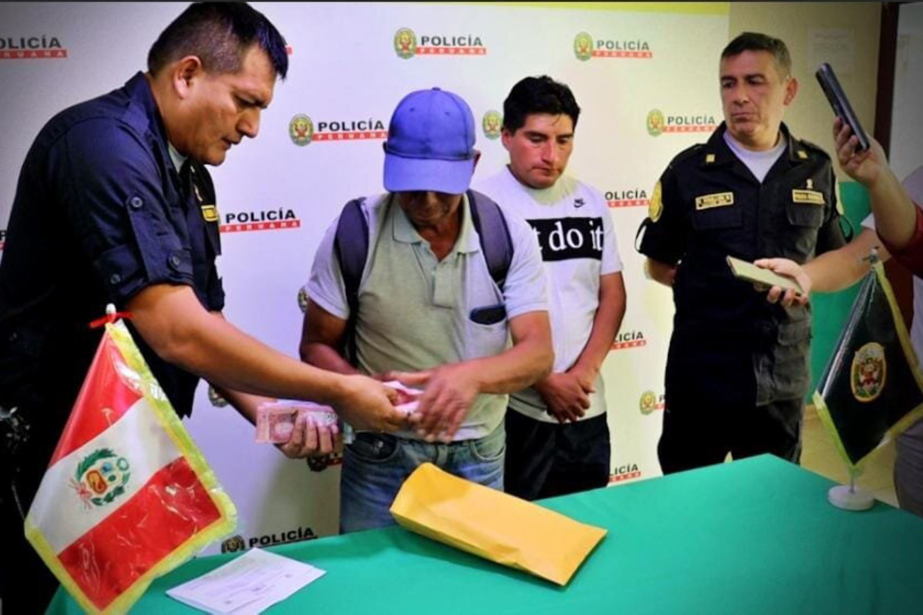 El ciudadano Esteban Suárez Llacza, de 59 años, recuperó el dinero que dejó olvidado en una mochila en un mototaxi. Foto: ANDINA/Difusión