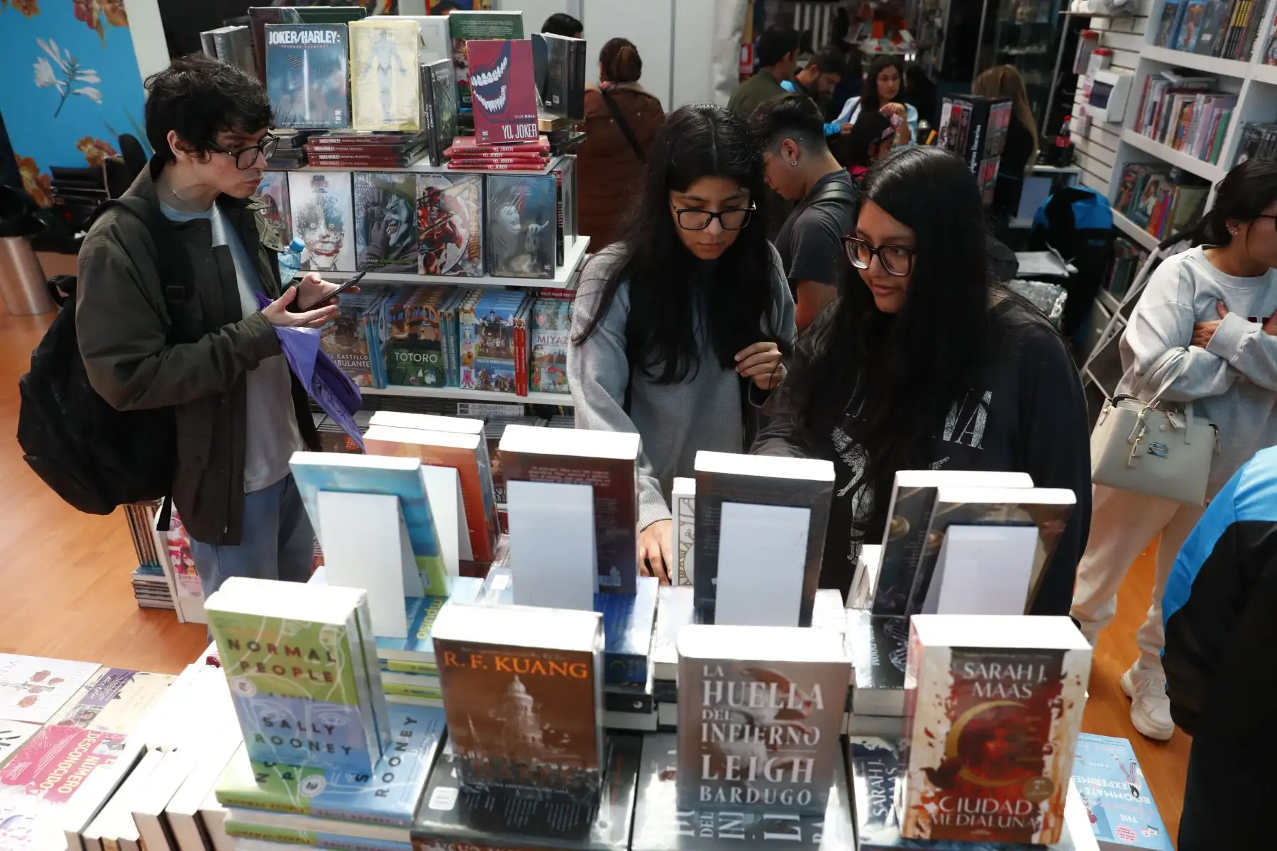 Cientos de asistentes y amantes de la lectura acudieron al primer día de actividades de la Feria Internacional del Libro de Lima 2024. Foto: ANDINA/Daniel Bracamonte
