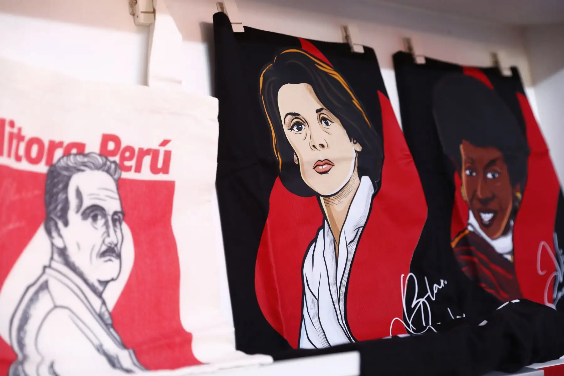 Editora Perú también se hizo presente en la Feria Internacional del Libro de Lima 2024, exponiendo al público en su stand diversos títulos de su fondo editorial, así como souvenires alusivos al arte y la cultura peruana. Foto: ANDINA/Daniel Bracamonte