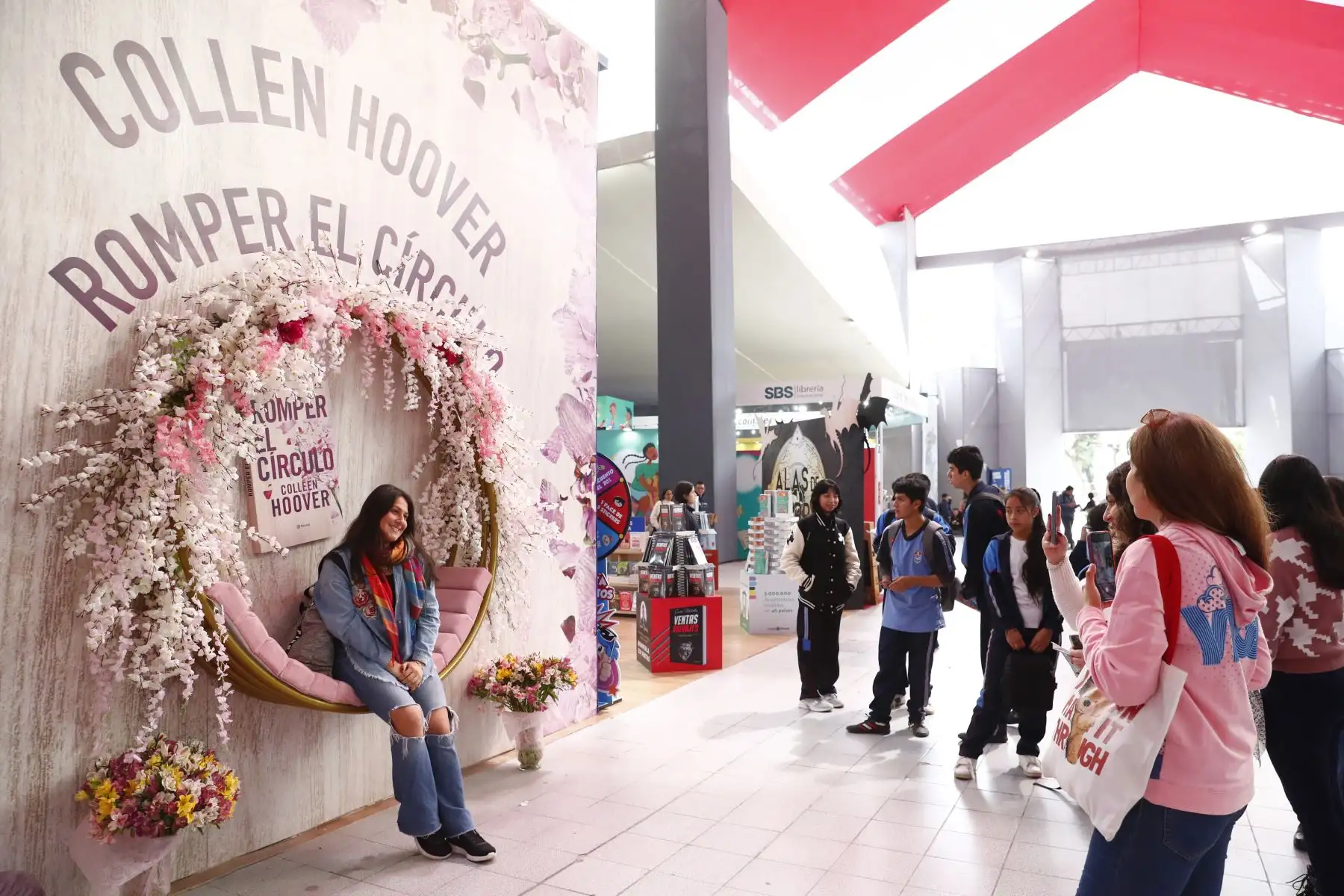 La Feria Internacional del Libro de Lima 2024 abrió sus puertas al público en Jesús María, con una gran variedad de publicaciones y diversos atractivos y novedades. Foto: ANDINA/Daniel Bracamonte