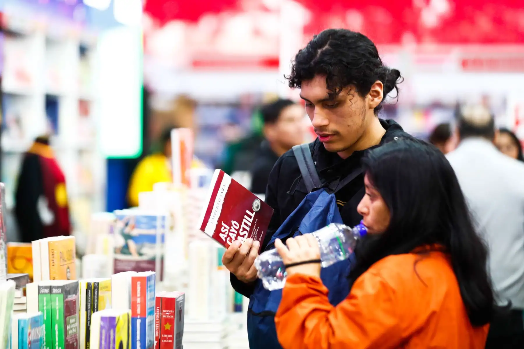 Cientos de asistentes y amantes de la lectura acudieron al primer día de actividades de la Feria Internacional del Libro de Lima 2024. Foto: ANDINA/Daniel Bracamonte