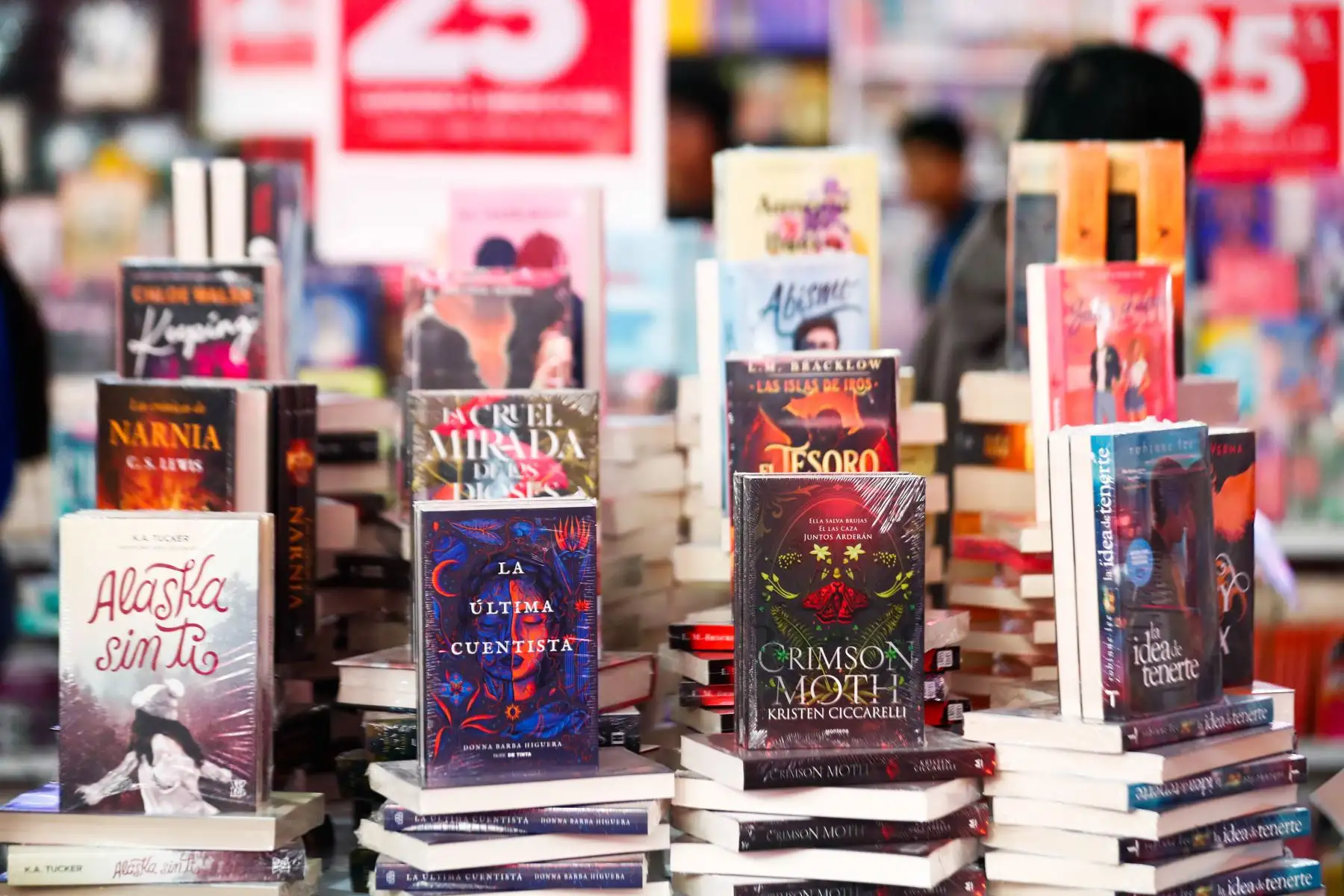 La Feria Internacional del Libro de Lima 2024 abrió sus puertas al público en Jesús María, con una variada oferta de publicaciones impresas que abarcan obras de literatura, ensayos, libros de política, filosofía y sociedad, cómic y literatura infantil, entre otros. Foto: ANDINA/Daniel Bracamonte