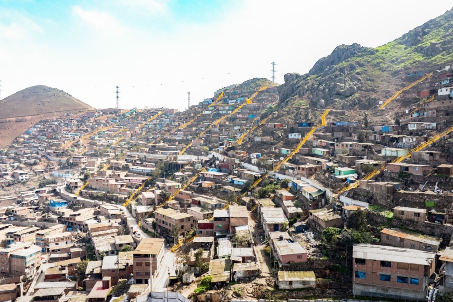 Estos nuevos caminos que recorren el cerro, permitirán generar una gran conexión hacia la parte baja para que sigan trabajando en busca de un mejor futuro. Foto: ANDINA/Difusión