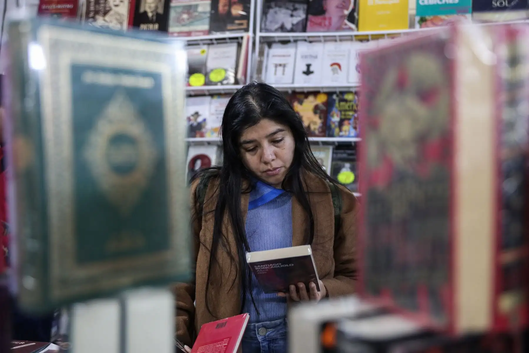 Asistentes a la feria buscan libros de escritores peruanos reconocidos. Foto: ANDINA/Connie Calderon