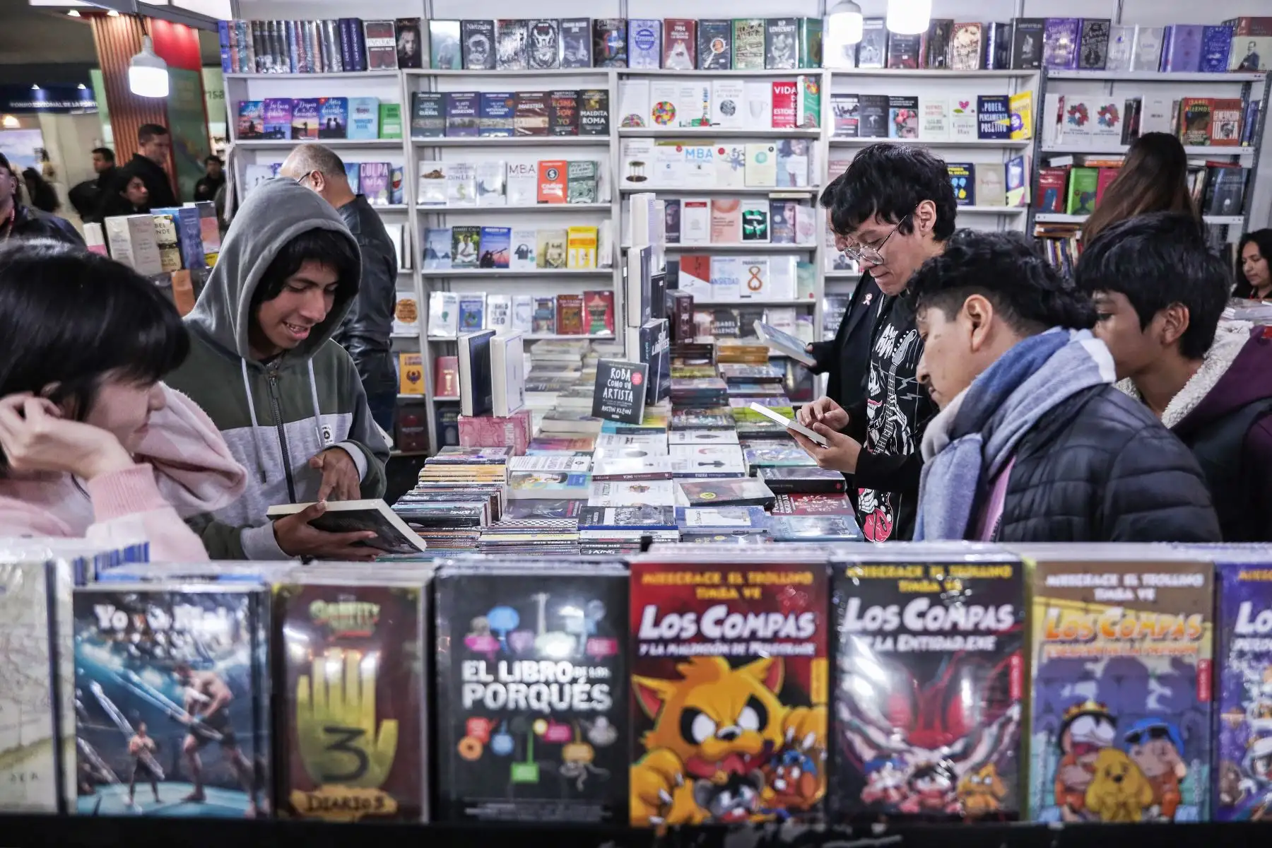 Jóvenes comparten su afición por los cómics y mangas. Foto: ANDINA/Connie Calderon