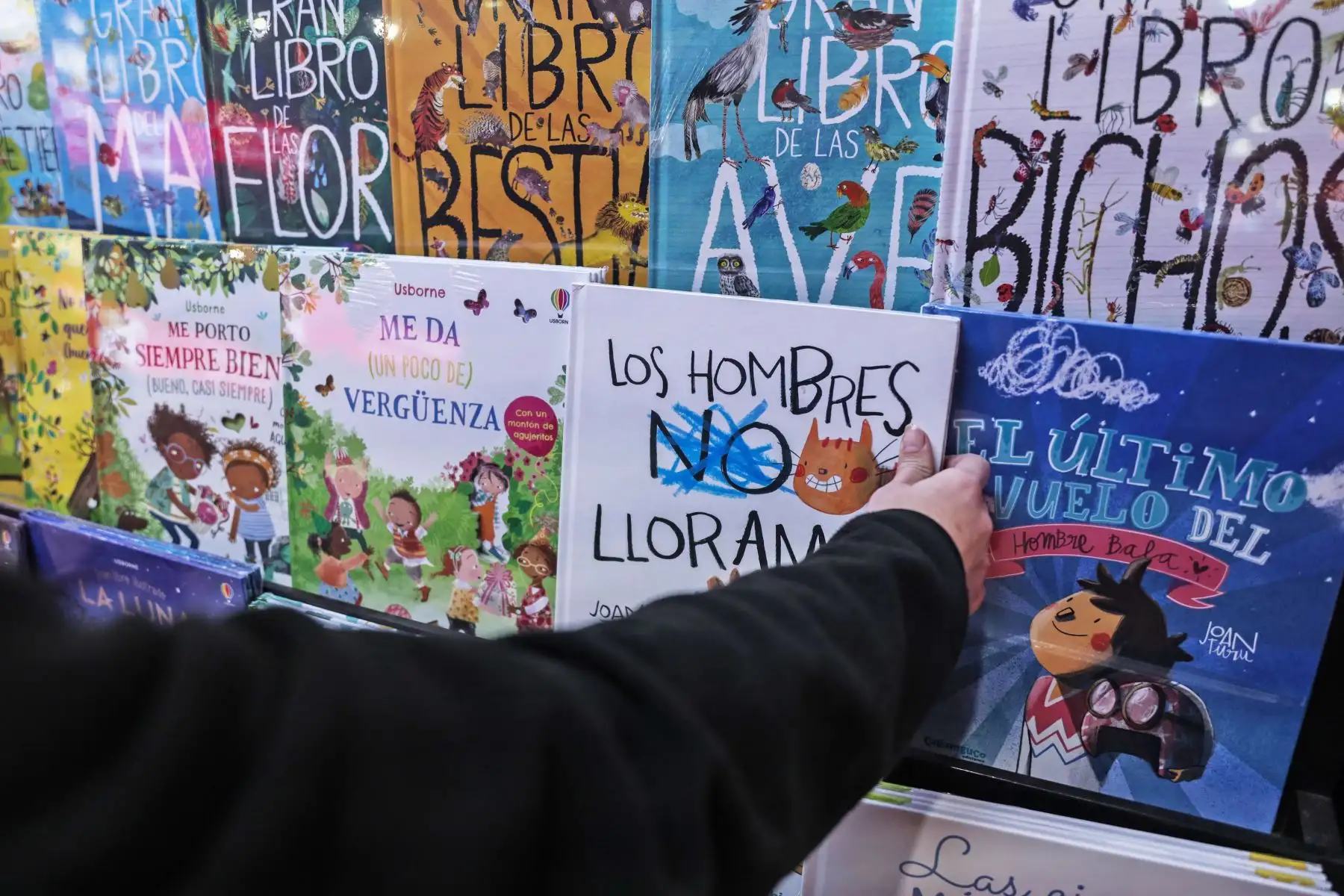 Una variedad de ofertas de estilos y géneros literarios están puestas a disposición de los asistentes a la FIL 2024. Foto: ANDINA/Connie Calderon