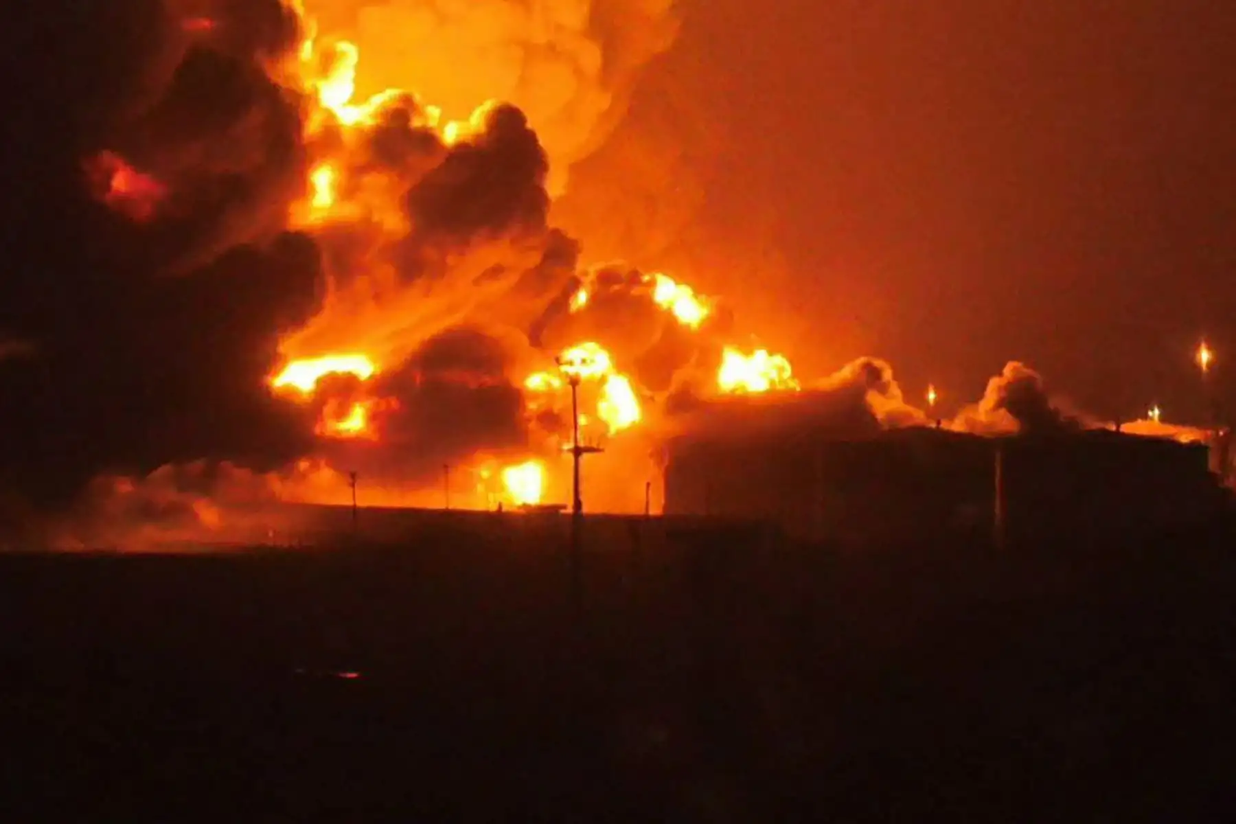 Una imagen obtenida del Centro de Medios Huthi Ansarullah de Yemen muestra una enorme columna de fuego que estalla tras los ataques en la ciudad portuaria de Hodeida, controlada por los rebeldes yemeníes, el 20 de julio de 2024. Foto: AFP