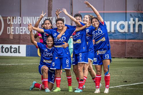 Las futbolistas de Carlos A. Manucci celebran el triunfo ante la ´U´ por la Liga Femenina 2024.