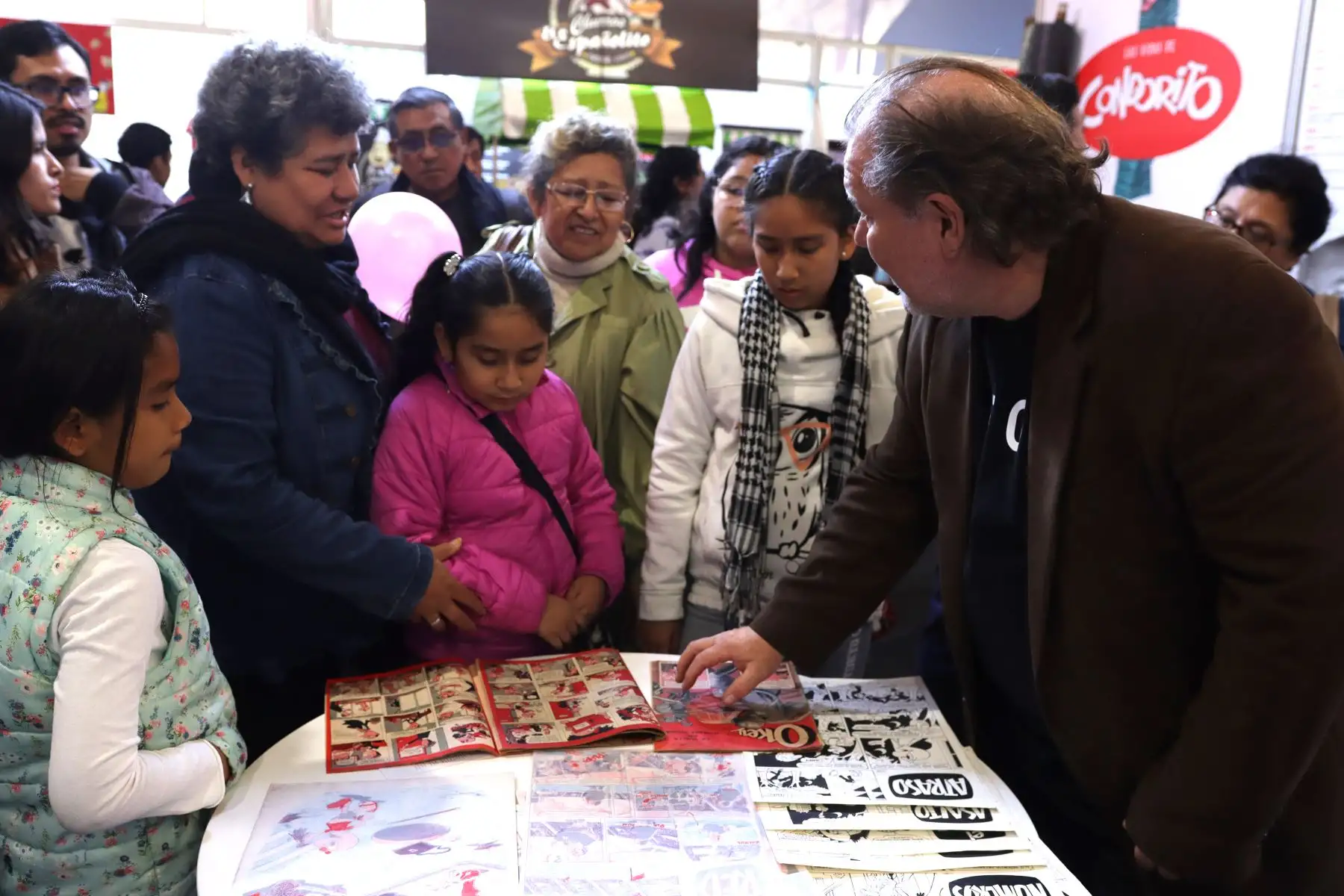 "Condorito" uno de personajes más reconocidos del comic latinoamericano, celebra sus 75 años en la XXVIII Feria Internacional del Libro de Lima, con la exposición “Las vidas de Condorito”. En el stand se encuentra el nieto de "Pepo", Sebastián Ríos, exhibiendo ejemplares y viñetas originales del reconocido autor chileno.
Foto: ANDINA / Lino Chipana.