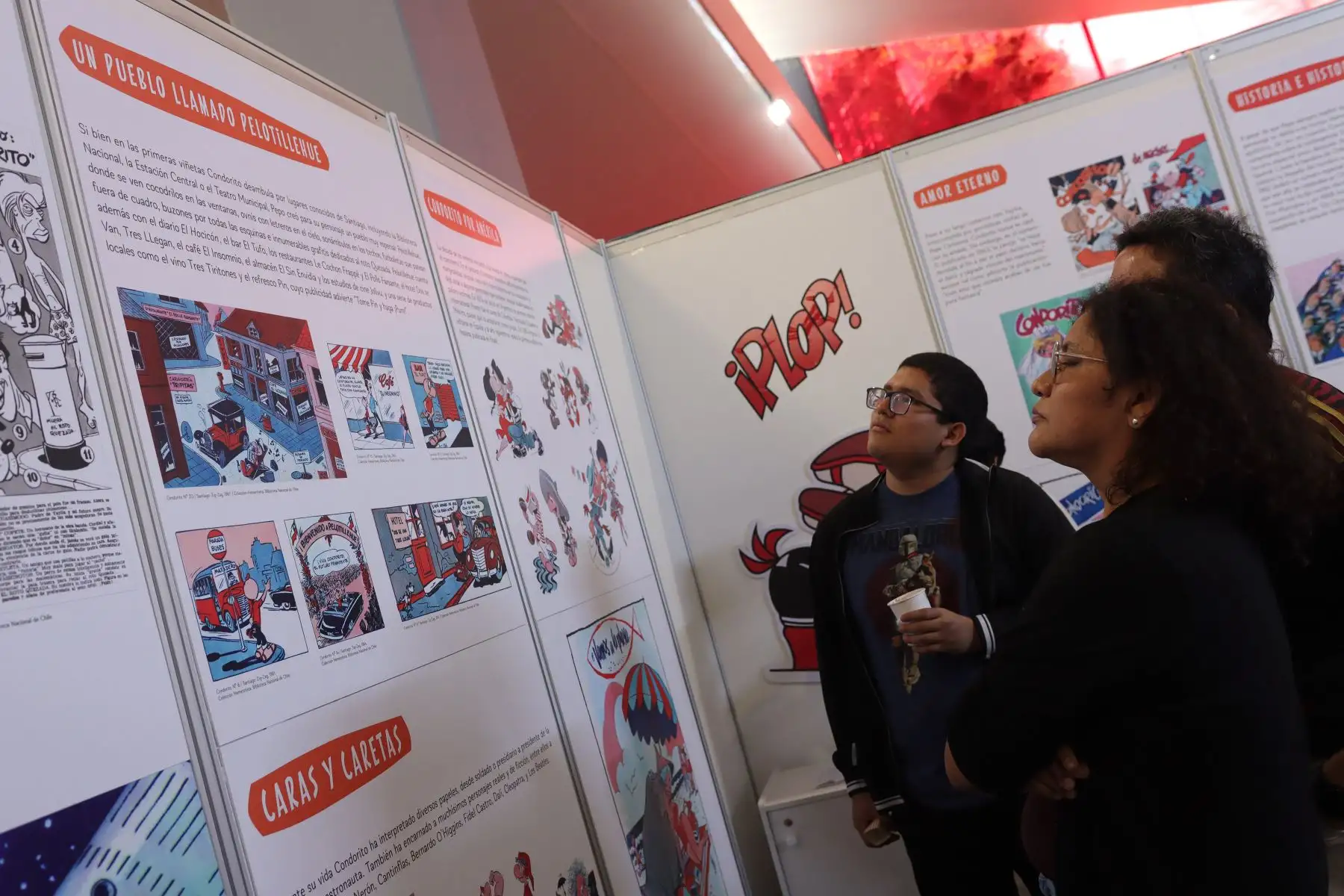 En el stand se encuentra el nieto de "Pepo", Sebastián Ríos, exhibiendo ejemplares y viñetas originales del reconocido autor chileno.
Foto: ANDINA / Lino Chipana.