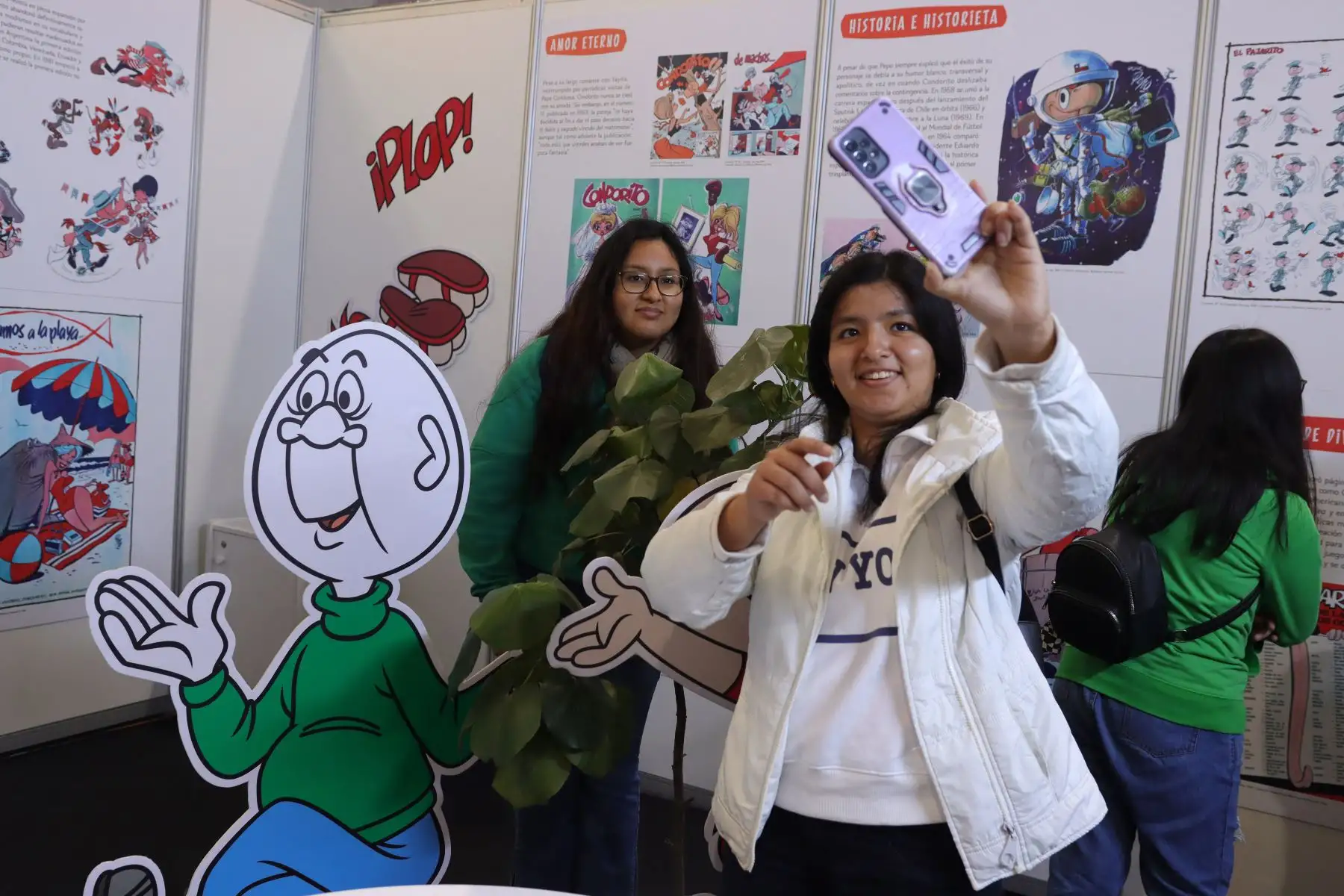 En el stand se encuentra el nieto de "Pepo", Sebastián Ríos, exhibiendo ejemplares y viñetas originales del reconocido autor chileno.
Foto: ANDINA / Lino Chipana.
