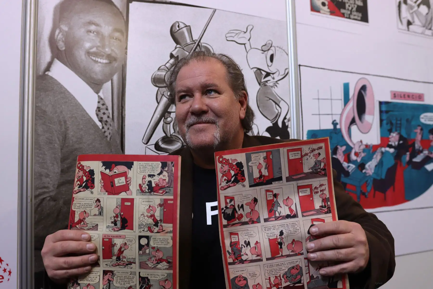 En el stand se encuentra el nieto de "Pepo", Sebastián Ríos, exhibiendo ejemplares y viñetas originales del reconocido autor chileno.
Foto: ANDINA / Lino Chipana.