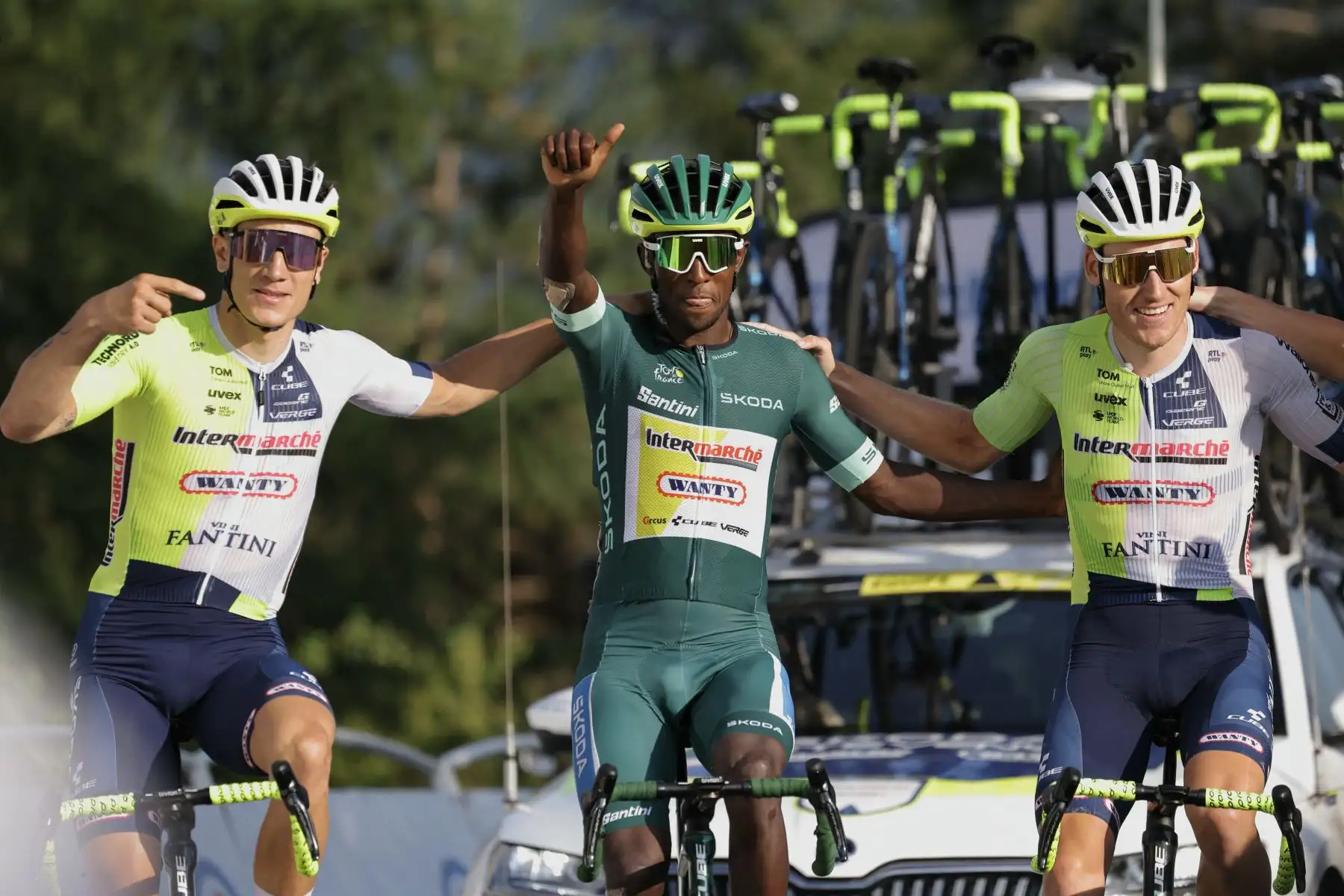 El ciclista eritreo del equipo Wanty, Biniam Girmay, con el maillot verde de velocista, llega a la meta de la 20.ª etapa de la 111.ª edición del Tour de Francia, 132,8 km entre Niza y el Col de la Couillole.
Foto: AFP