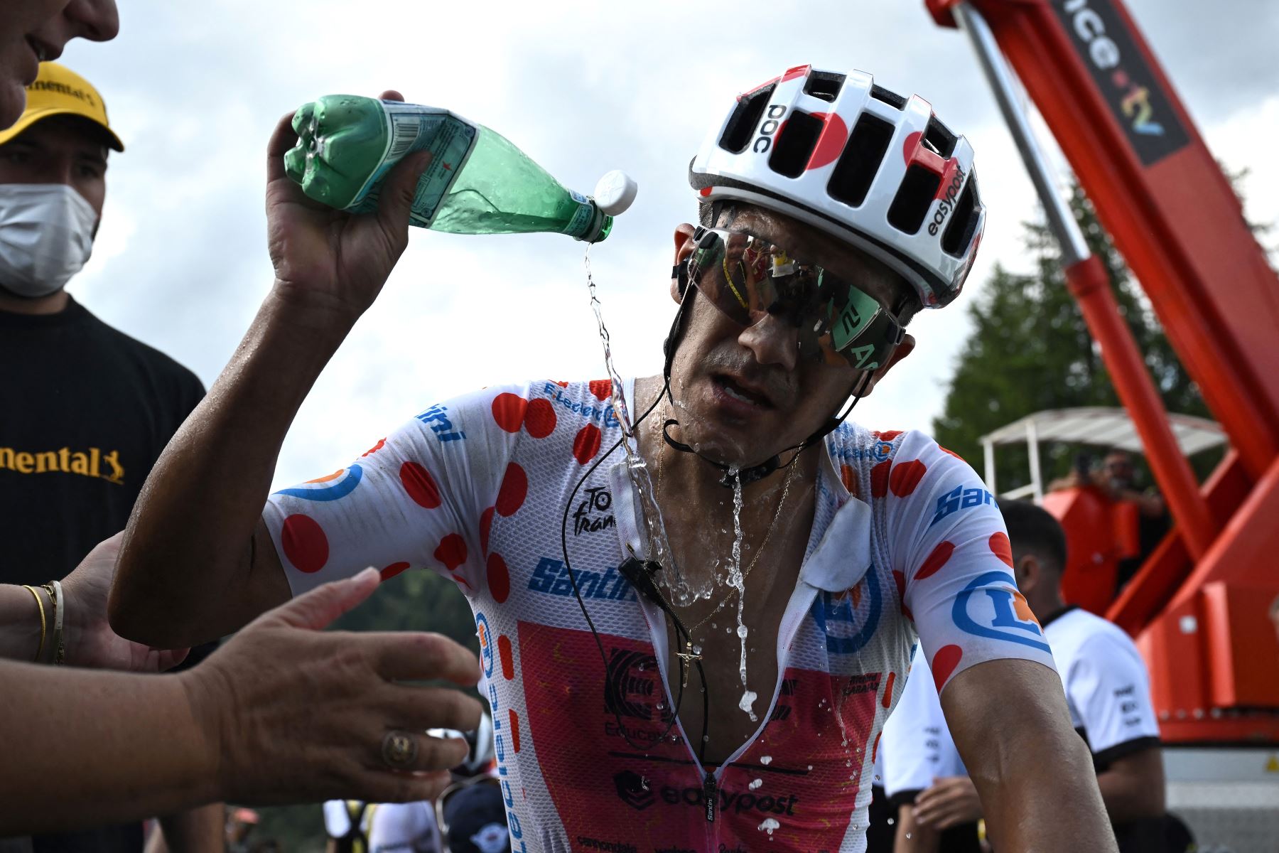 El ciclista ecuatoriano del equipo EasyPost, Richard Carapaz, se refresca al final de la vigésima etapa de la 111ª edición de la carrera ciclista del Tour de Francia, 132,8 km entre Niza y Col de la Couillole, sureste de Francia.
Foto: AFP