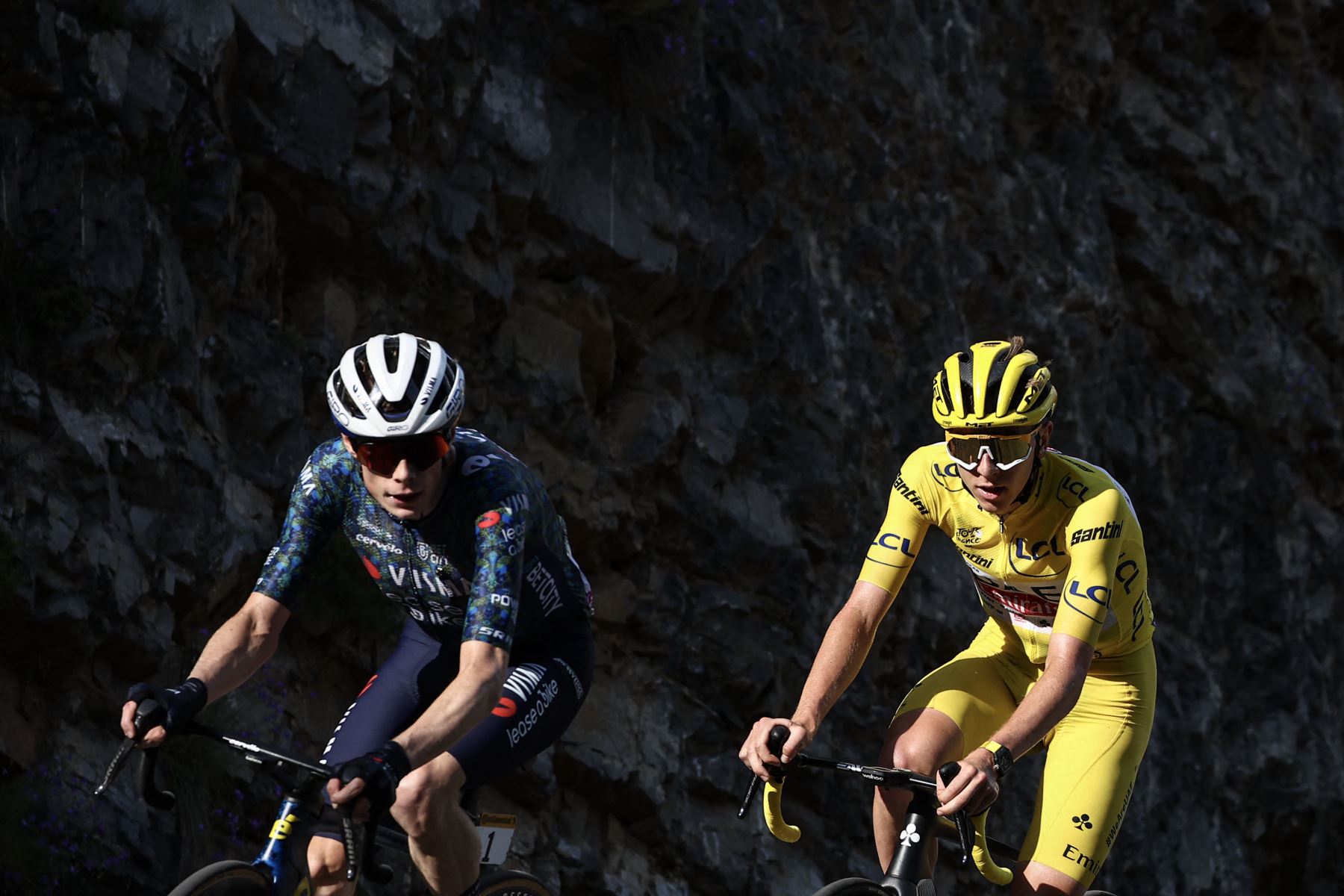 El ciclista danés del equipo Lease a Bike, Jonas Vingegaard, y el ciclista esloveno del equipo UAE Team Emirates, Tadej Pogacar, vestidos con el maillot amarillo de líder de la general, pedalean en la ascensión final al Col de la Couillole durante la 20.ª etapa de la 111.ª edición del Tour. 
Foto: AFP