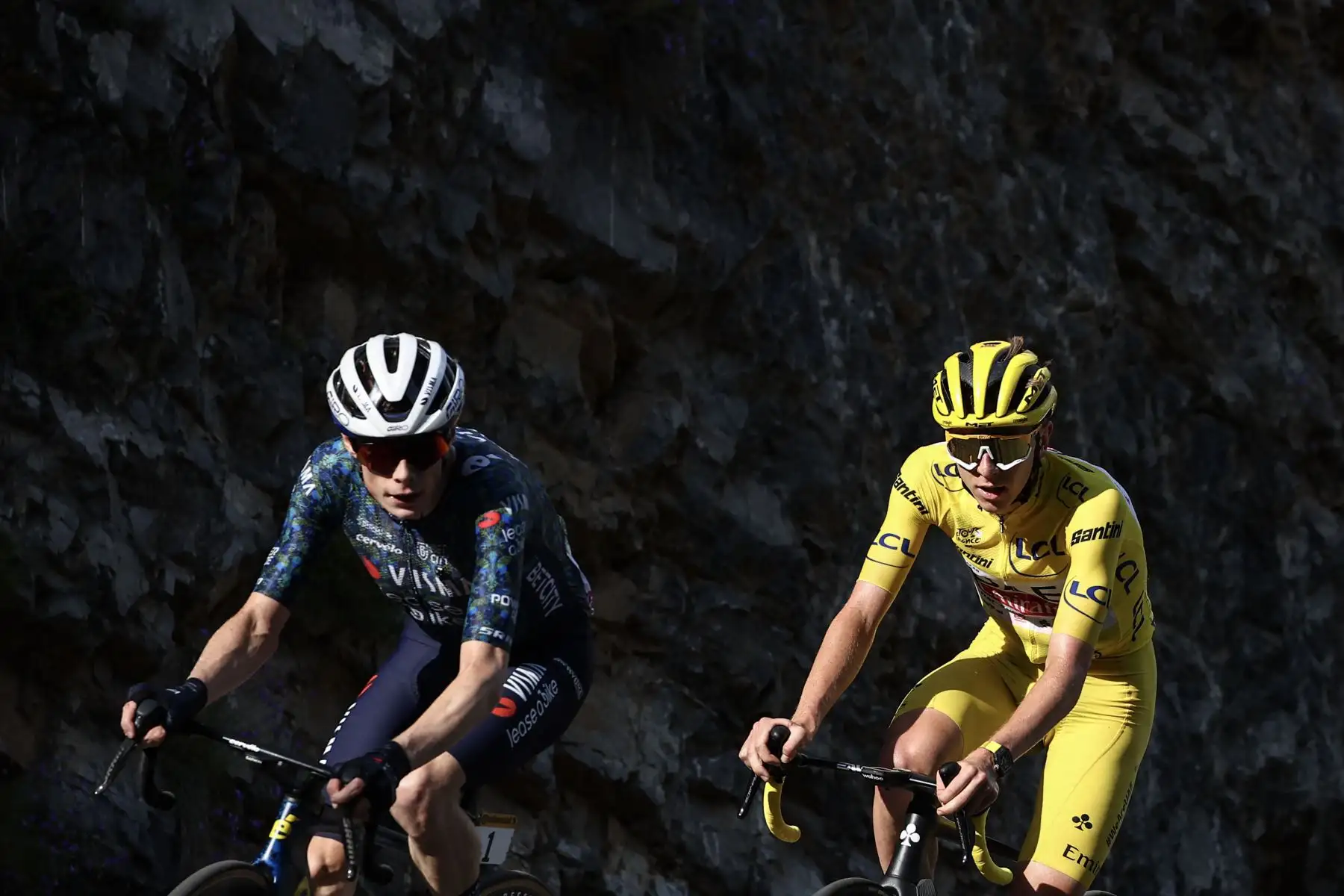 El ciclista danés del equipo Lease a Bike, Jonas Vingegaard, y el ciclista esloveno del equipo UAE Team Emirates, Tadej Pogacar, vestidos con el maillot amarillo de líder de la general, pedalean en la ascensión final al Col de la Couillole durante la 20.ª etapa de la 111.ª edición del Tour. 
Foto: AFP