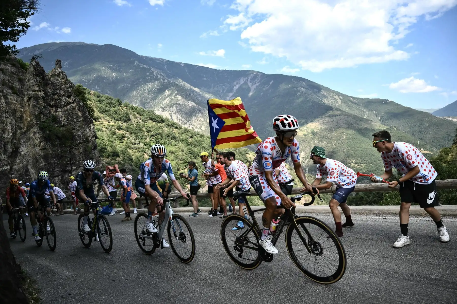 El ciclista ecuatoriano del equipo EasyPost, Richard Carapaz, con el maillot de lunares del escalador, lidera una escapada en el ascenso final del Col de la Couillole durante la vigésima etapa de la 111ª edición de la carrera ciclista del Tour de Francia, 132,8 km entre Niza. y Col de la Couillole, sureste de Francia.
Foto: AFP