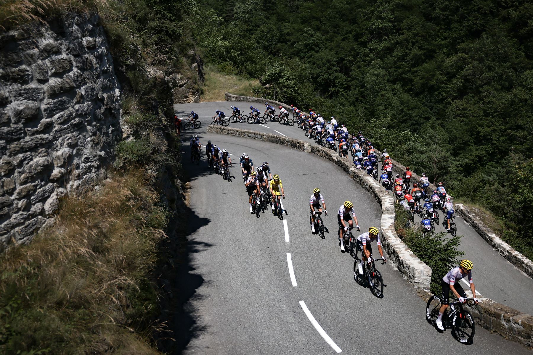 El ciclista esloveno del equipo UAE Team Emirates, Tadej Pogacar, con el maillot amarillo de líder general, pedalea con el grupo de ciclistas  en el ascenso al Col de Turini durante la vigésima etapa de la 111ª edición de la carrera ciclista del Tour de Francia, 132,8 km entre Niza y Col de la Couillole, sureste de Francia.
Foto: AFP