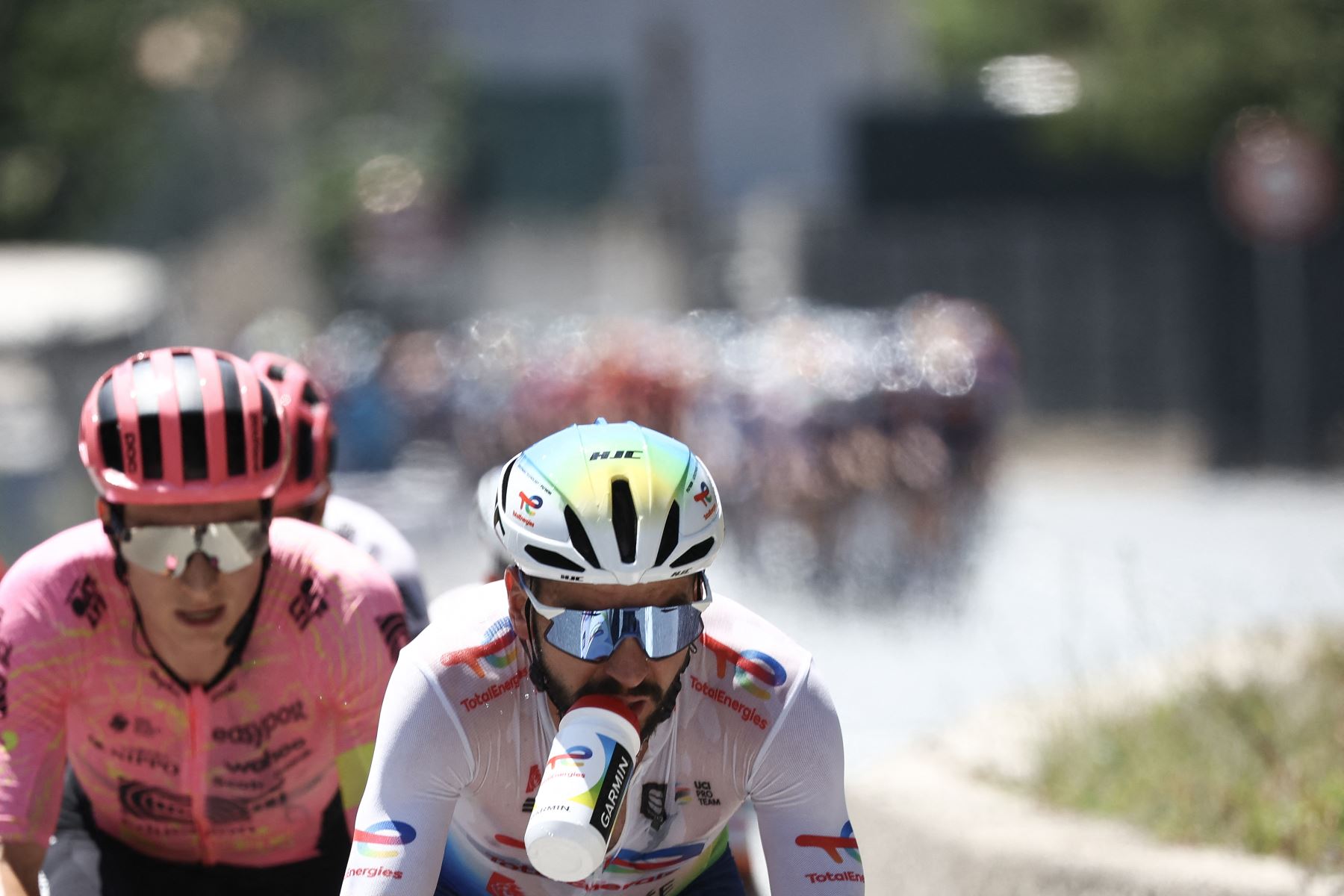 El ciclista francés del equipo TotalEnergies, Anthony Turgis, lleva una botella de agua en la boca mientras pedalea durante la vigésima etapa de la 111ª edición de la carrera ciclista Tour de Francia, 132,8 kilómetros entre Niza y Col de la Couillole, sureste de Francia.
Foto: AFP