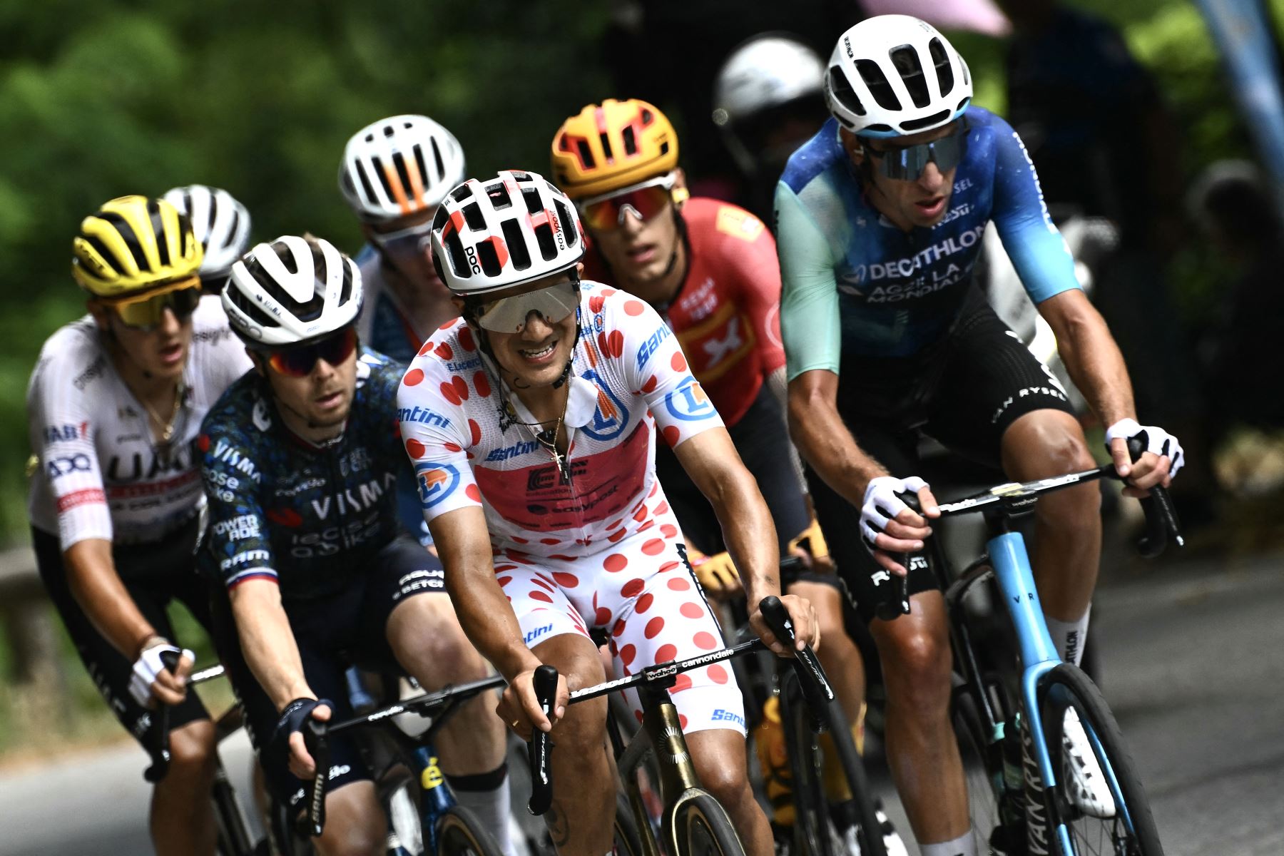 El ciclista ecuatoriano del equipo EasyPost, Richard Carapaz, con el maillot de lunares, pedalea con el grupo de corredores en el ascenso del Col de Braus durante la 20.ª etapa de la 111.ª edición del Tour. Carrera ciclista de Francia, 132,8 km entre Niza y Col de la Couillole, sureste de Francia.
Foto: AFP