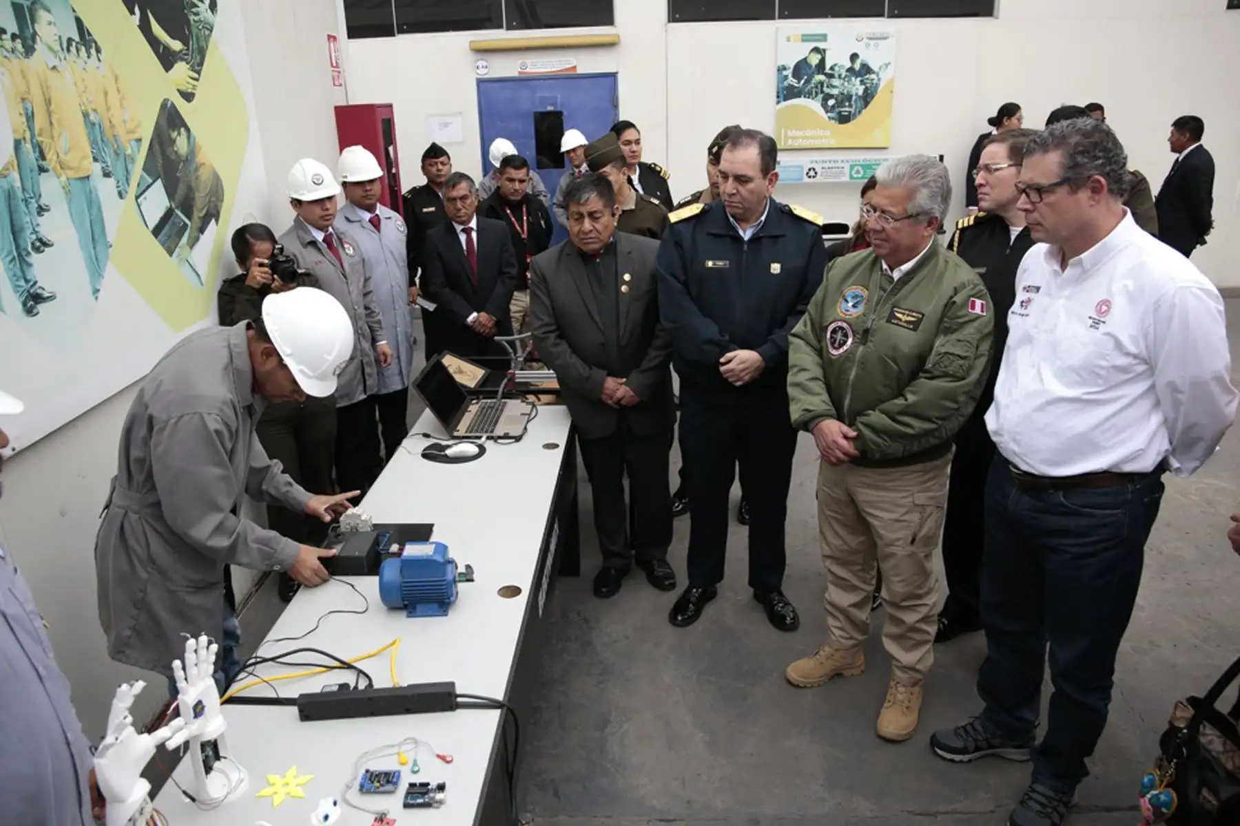 El ministro de Defensa, Walter Astudillo Chávez, y el titular de Educación, Morgan Quero, se comprometieron a articular esfuerzos para destrabar y hacer posible la obra del nuevo Instituto de Educación Superior Tecnológico Público de las Fuerzas Armadas (IESTPFFAA), ubicado en el Rímac, y que cuenta con más de 1500 estudiantes.
Foto: Mindef