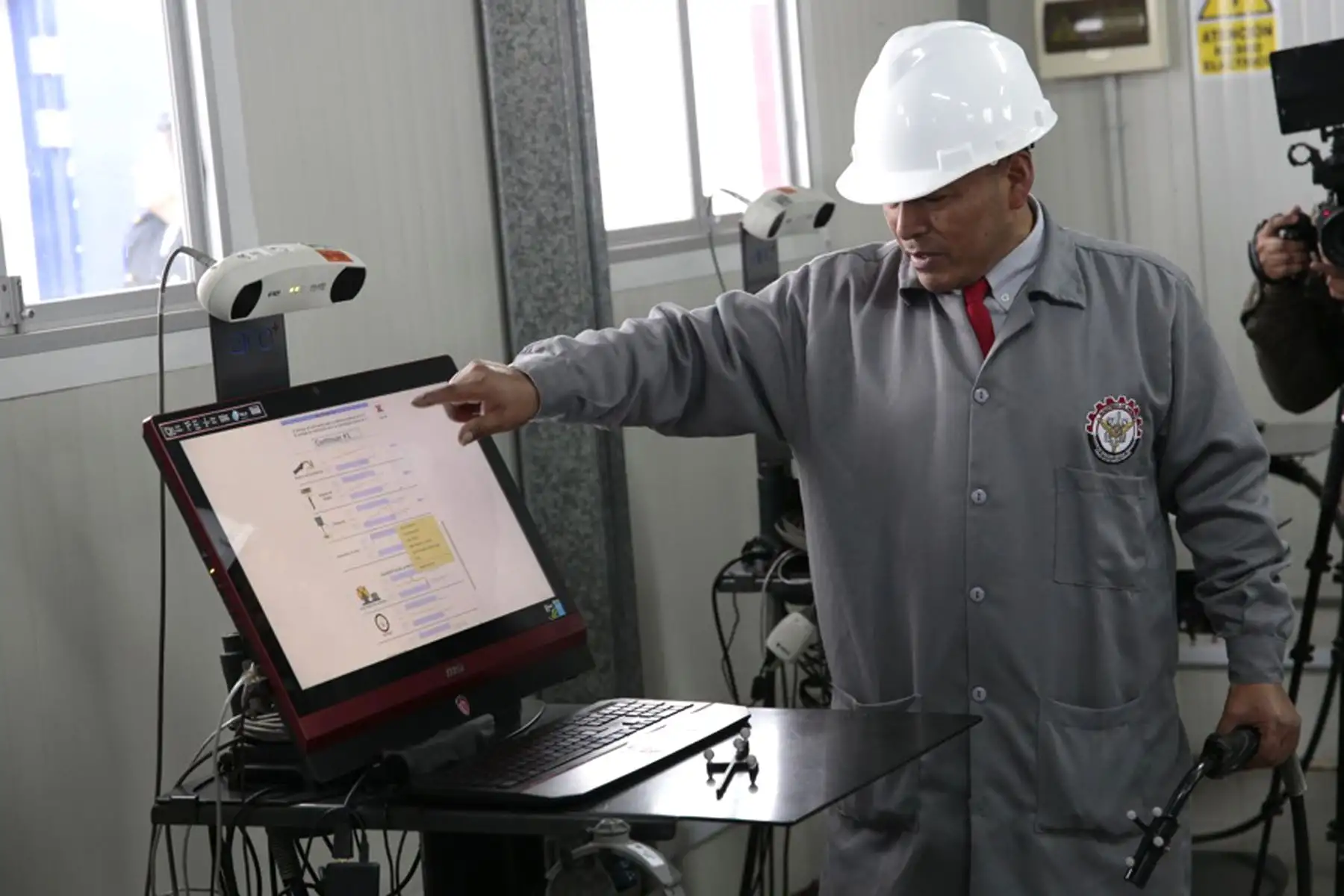El ministro de Defensa, Walter Astudillo Chávez, y el titular de Educación, Morgan Quero, se comprometieron a articular esfuerzos para destrabar y hacer posible la obra del nuevo Instituto de Educación Superior Tecnológico Público de las Fuerzas Armadas (IESTPFFAA), ubicado en el Rímac, y que cuenta con más de 1500 estudiantes.
Foto: Mindef