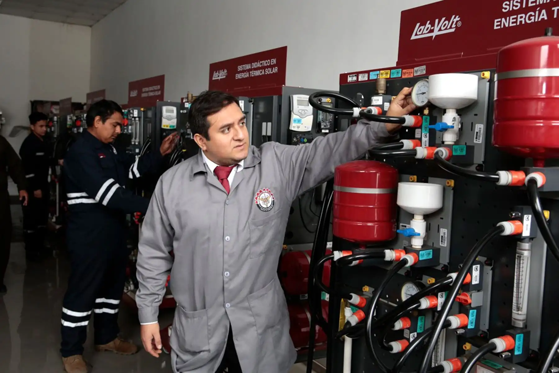 El ministro de Defensa, Walter Astudillo Chávez, y el titular de Educación, Morgan Quero, se comprometieron a articular esfuerzos para destrabar y hacer posible la obra del nuevo Instituto de Educación Superior Tecnológico Público de las Fuerzas Armadas (IESTPFFAA), ubicado en el Rímac, y que cuenta con más de 1500 estudiantes.
Foto: Mindef