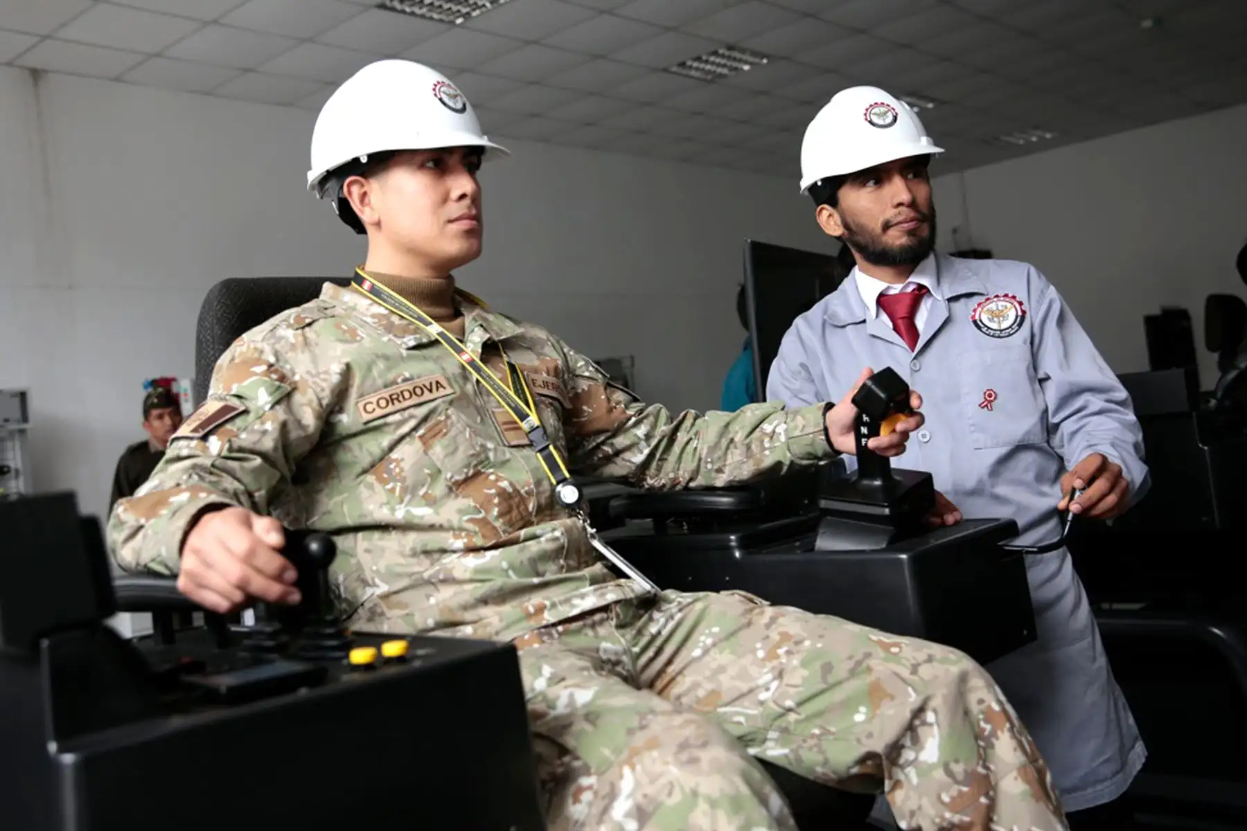 El ministro de Defensa, Walter Astudillo Chávez, y el titular de Educación, Morgan Quero, se comprometieron a articular esfuerzos para destrabar y hacer posible la obra del nuevo Instituto de Educación Superior Tecnológico Público de las Fuerzas Armadas (IESTPFFAA), ubicado en el Rímac, y que cuenta con más de 1500 estudiantes.
Foto: Mindef
