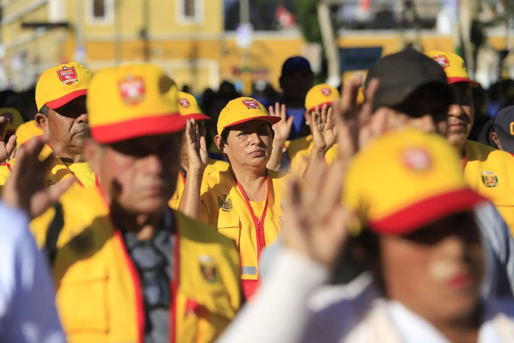El ministro del Interior, Juan José Santiváñez, lidera la ceremonia de juramentación de las nuevas Juntas Vecinales de Seguridad Ciudadana de la región Ica que, a partir de ahora, serán aliadas y trabajarán de la mano de la Policía Nacional del Perú (PNP) para combatir a la delincuencia .
Foto: Mininter