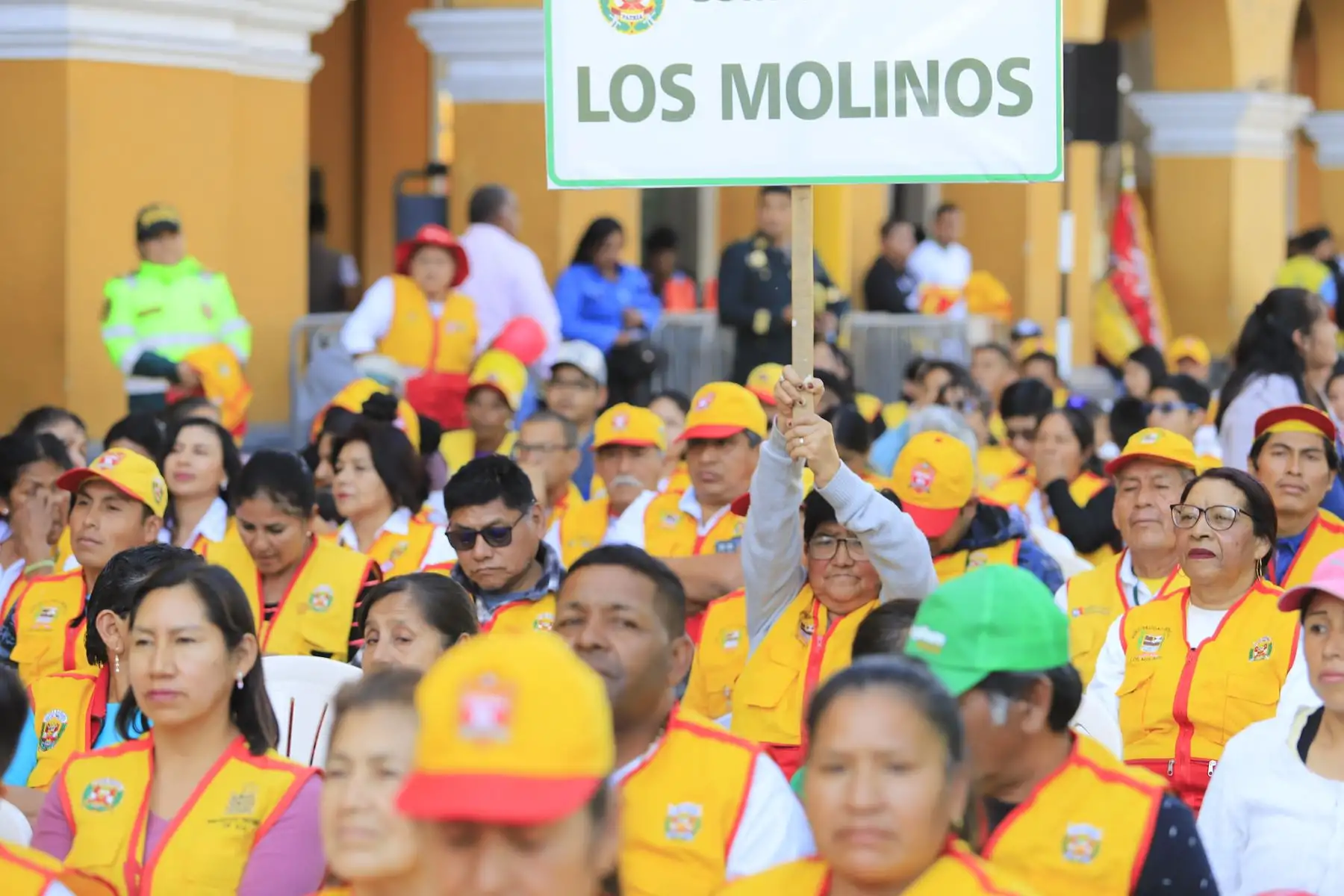 El ministro del Interior, Juan José Santiváñez, lidera la ceremonia de juramentación de las nuevas Juntas Vecinales de Seguridad Ciudadana de la región Ica que, a partir de ahora, serán aliadas y trabajarán de la mano de la Policía Nacional del Perú (PNP) para combatir a la delincuencia .
Foto: Mininter