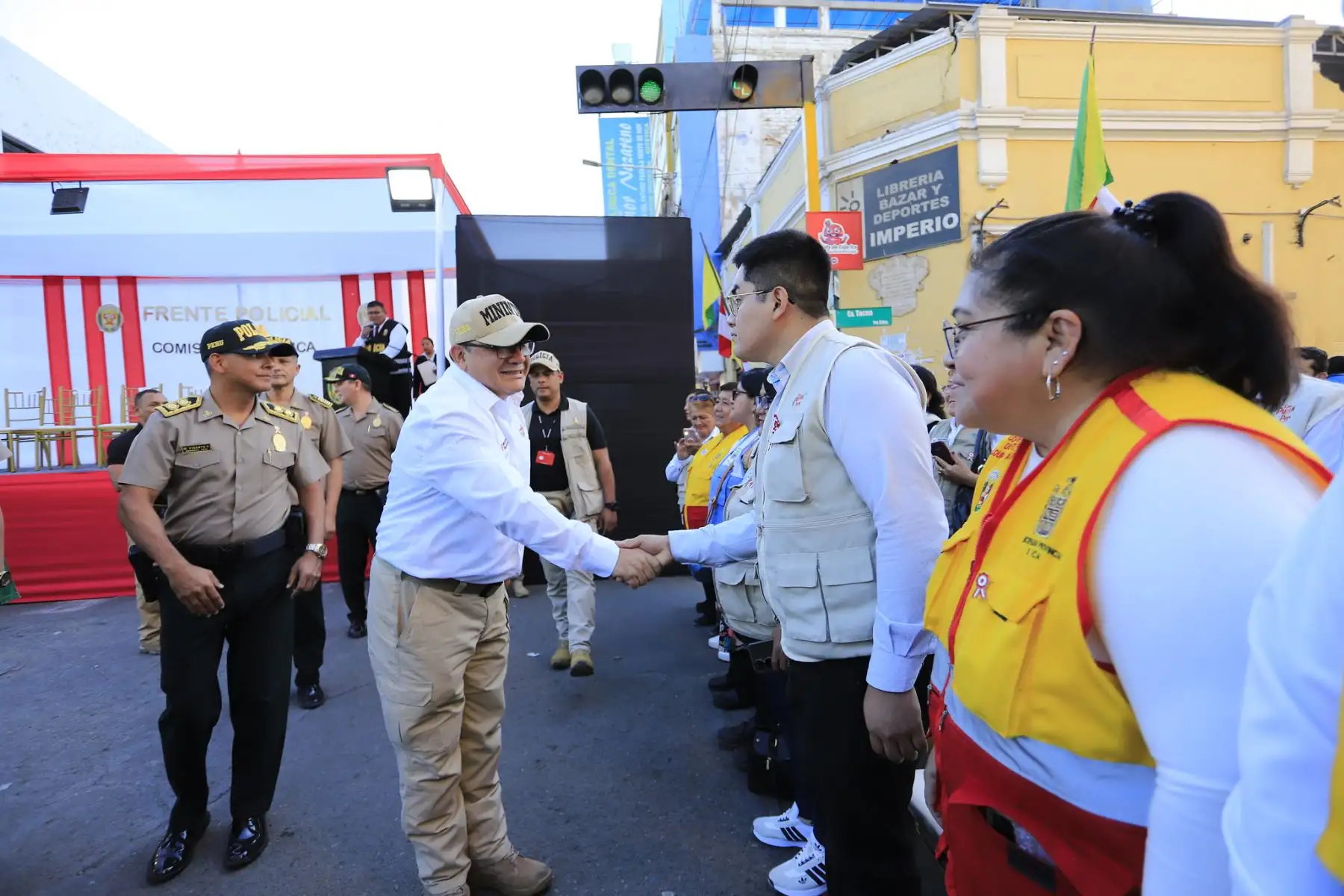El ministro del Interior, Juan José Santiváñez, lidera la ceremonia de juramentación de las nuevas Juntas Vecinales de Seguridad Ciudadana de la región Ica que, a partir de ahora, serán aliadas y trabajarán de la mano de la Policía Nacional del Perú (PNP) para combatir a la delincuencia .
Foto: Mininter