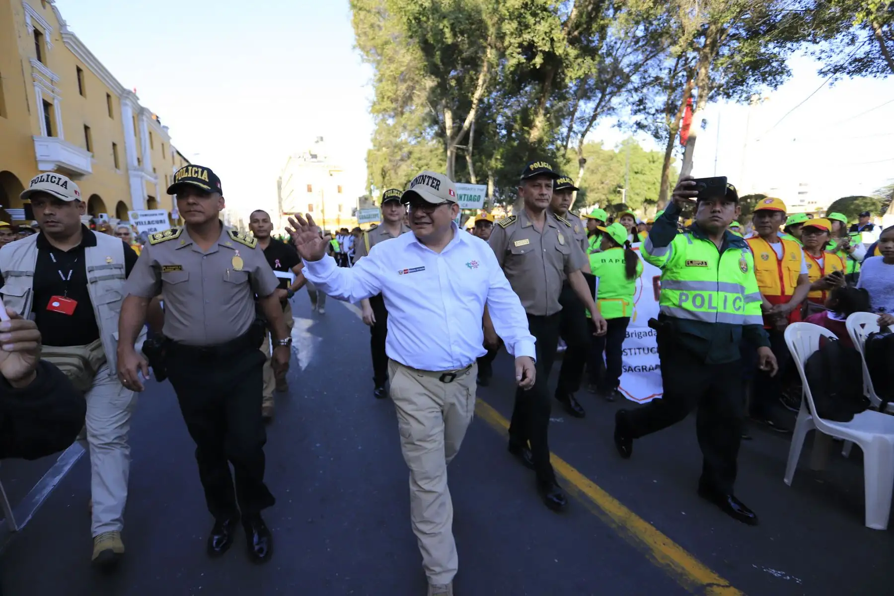 El ministro del Interior, Juan José Santiváñez, lidera la ceremonia de juramentación de las nuevas Juntas Vecinales de Seguridad Ciudadana de la región Ica que, a partir de ahora, serán aliadas y trabajarán de la mano de la Policía Nacional del Perú (PNP) para combatir a la delincuencia .
Foto: Mininter