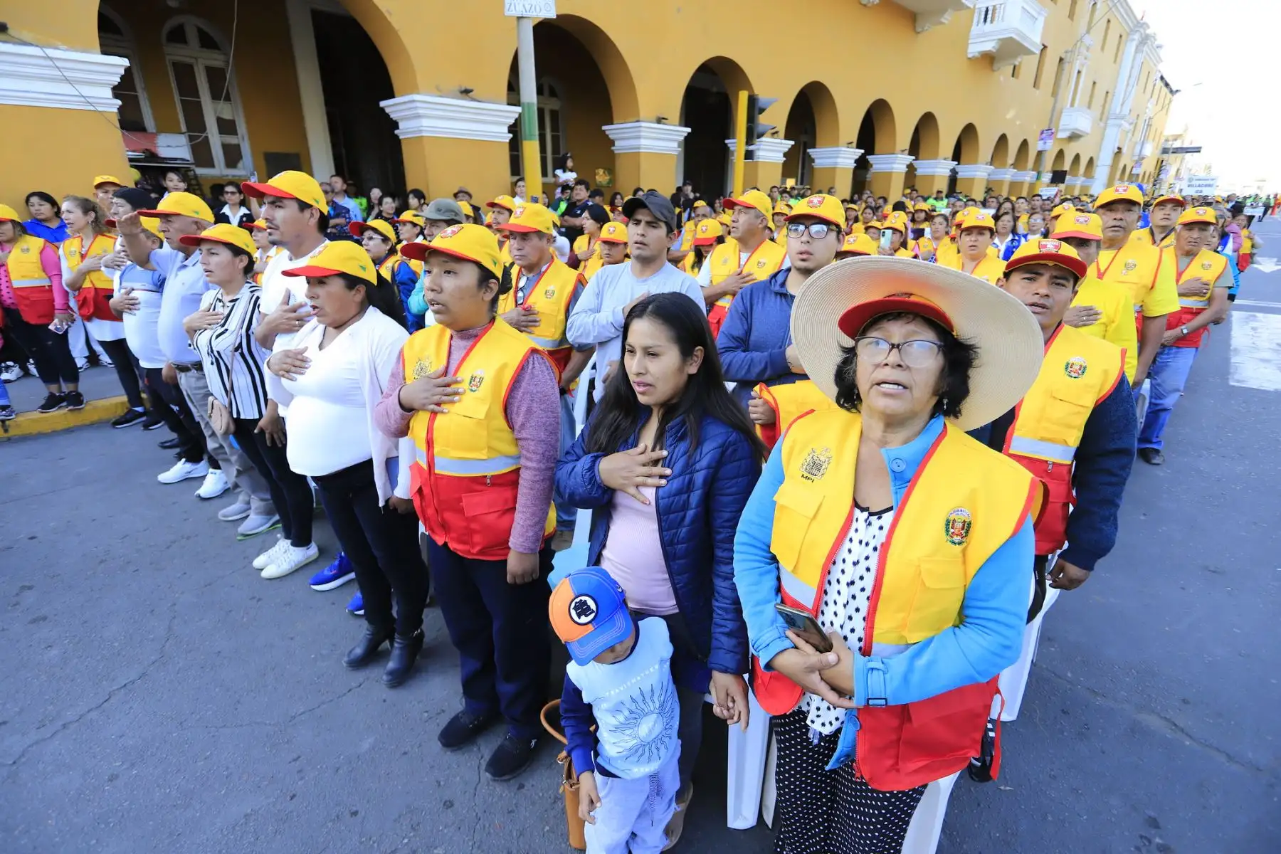 El ministro del Interior, Juan José Santiváñez, lidera la ceremonia de juramentación de las nuevas Juntas Vecinales de Seguridad Ciudadana de la región Ica que, a partir de ahora, serán aliadas y trabajarán de la mano de la Policía Nacional del Perú (PNP) para combatir a la delincuencia .
Foto: Mininter