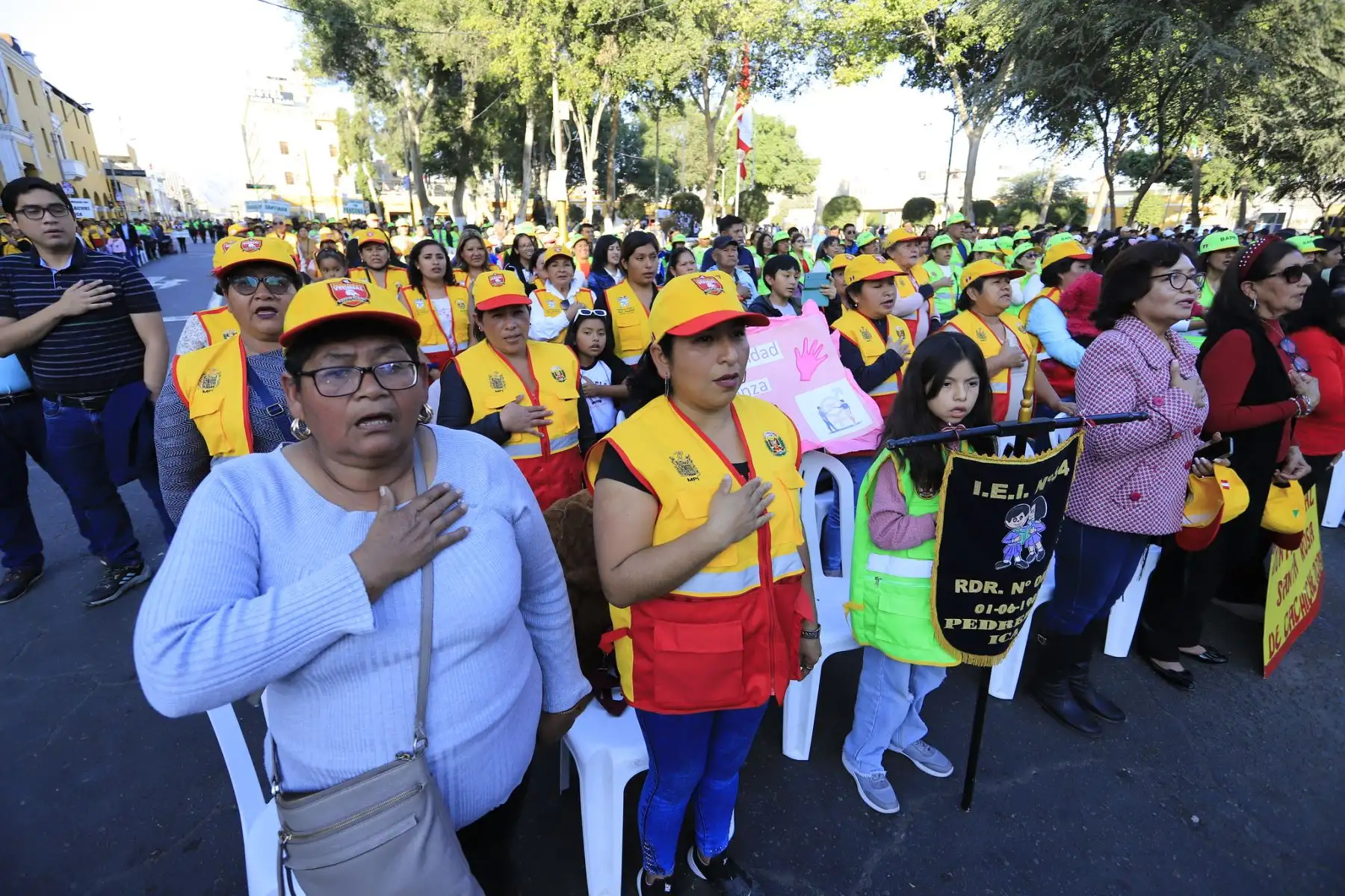 El ministro del Interior, Juan José Santiváñez, lidera la ceremonia de juramentación de las nuevas Juntas Vecinales de Seguridad Ciudadana de la región Ica que, a partir de ahora, serán aliadas y trabajarán de la mano de la Policía Nacional del Perú (PNP) para combatir a la delincuencia .
Foto: Mininter