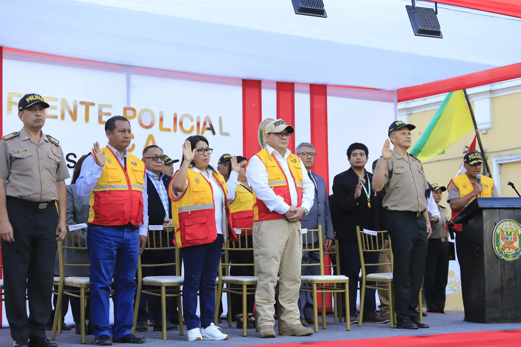 El ministro del Interior, Juan José Santiváñez, lidera la ceremonia de juramentación de las nuevas Juntas Vecinales de Seguridad Ciudadana de la región Ica que, a partir de ahora, serán aliadas y trabajarán de la mano de la Policía Nacional del Perú (PNP) para combatir a la delincuencia .
Foto: Mininter