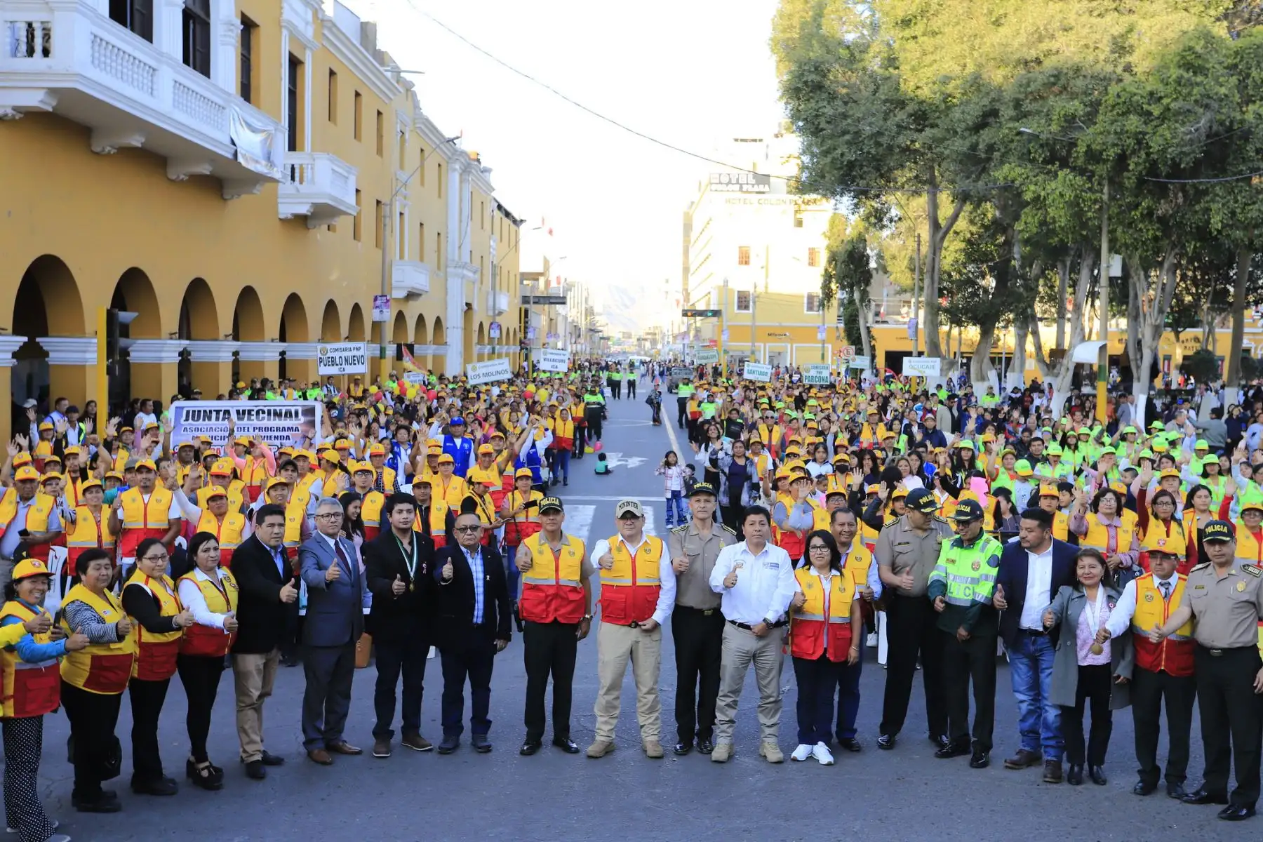 El ministro del Interior, Juan José Santiváñez, lidera la ceremonia de juramentación de las nuevas Juntas Vecinales de Seguridad Ciudadana de la región Ica que, a partir de ahora, serán aliadas y trabajarán de la mano de la Policía Nacional del Perú (PNP) para combatir a la delincuencia .
Foto: Mininter