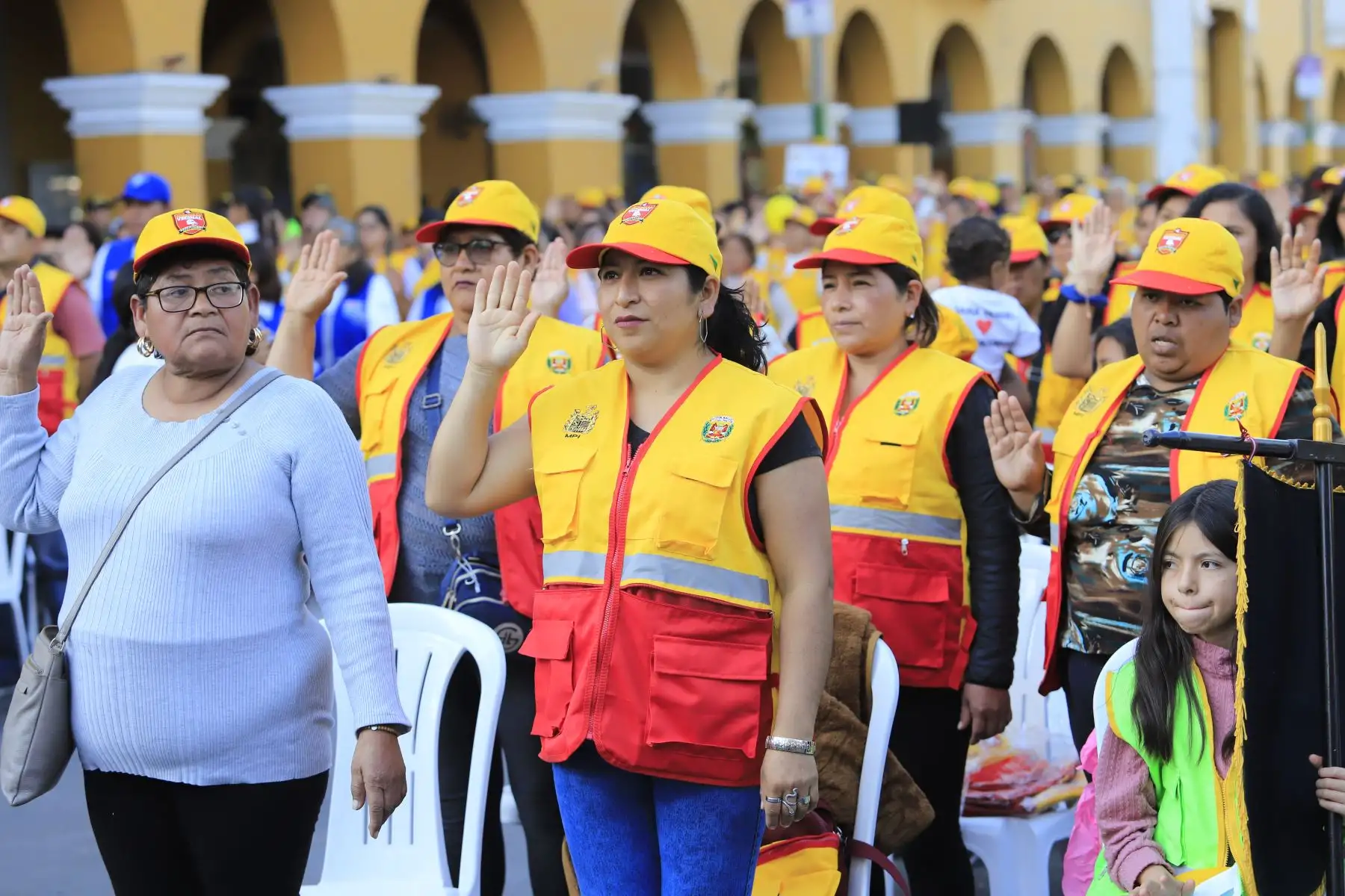 El ministro del Interior, Juan José Santiváñez, lidera la ceremonia de juramentación de las nuevas Juntas Vecinales de Seguridad Ciudadana de la región Ica que, a partir de ahora, serán aliadas y trabajarán de la mano de la Policía Nacional del Perú (PNP) para combatir a la delincuencia .
Foto: Mininter