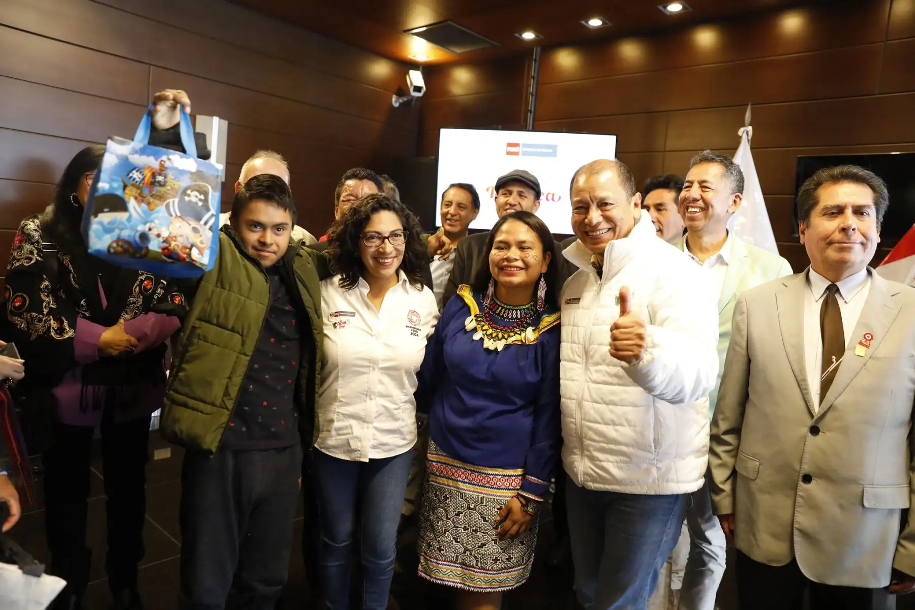 El ministro de Trabajo y Promoción del Empleo, Daniel Maurate Romero, hizo entrega del kit reactivador que otorga su sector, a través del Programa Jóvenes Productivos, a los mejores planes de negocio presentados por los beneficiarios del Registro Nacional de Trabajadores y Organizaciones de la Cultura y las Artes (RENTOCA), del Ministerio de Cultura, durante las capacitaciones que recibieron para la promoción del autoempleo.
Foto: MTPE