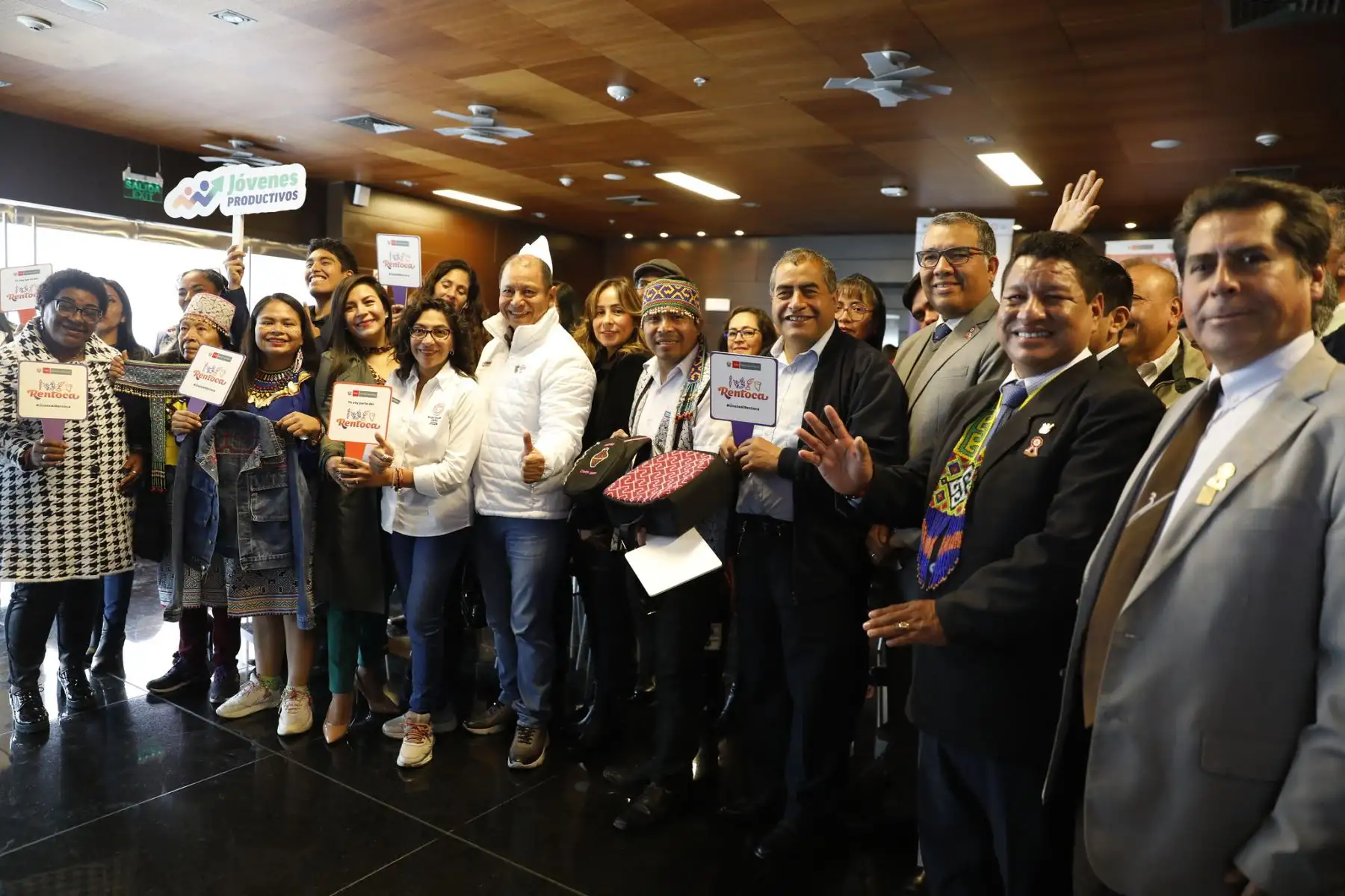 El ministro de Trabajo y Promoción del Empleo, Daniel Maurate Romero, hizo entrega del kit reactivador que otorga su sector, a través del Programa Jóvenes Productivos, a los mejores planes de negocio presentados por los beneficiarios del Registro Nacional de Trabajadores y Organizaciones de la Cultura y las Artes (RENTOCA), del Ministerio de Cultura, durante las capacitaciones que recibieron para la promoción del autoempleo.
Foto: MTPE