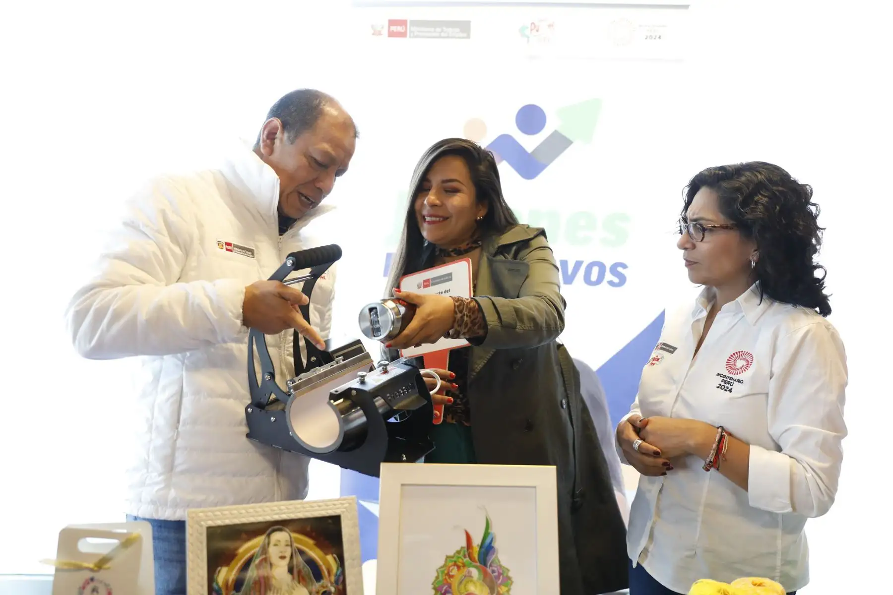 El ministro de Trabajo y Promoción del Empleo, Daniel Maurate Romero, hizo entrega del kit reactivador que otorga su sector, a través del Programa Jóvenes Productivos, a los mejores planes de negocio presentados por los beneficiarios del Registro Nacional de Trabajadores y Organizaciones de la Cultura y las Artes (RENTOCA), del Ministerio de Cultura, durante las capacitaciones que recibieron para la promoción del autoempleo.
Foto: MTPE