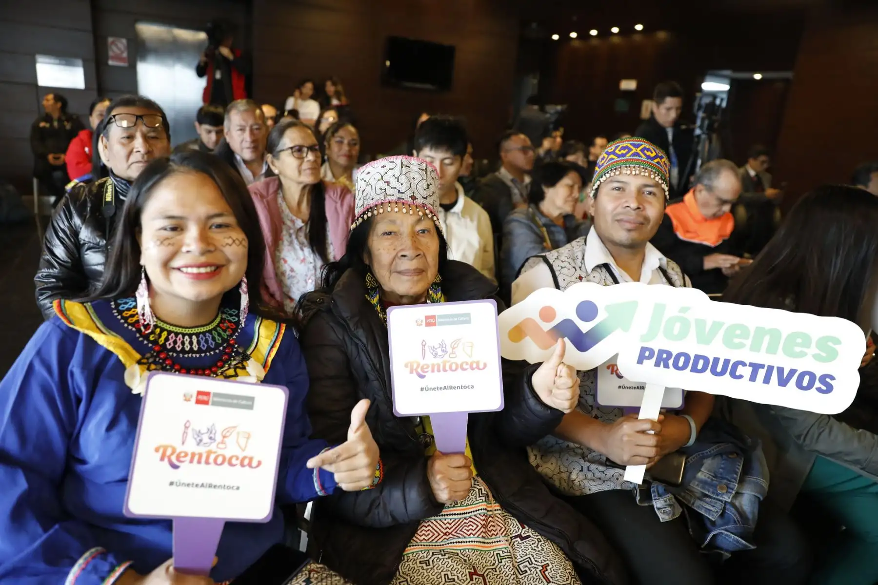 El ministro de Trabajo y Promoción del Empleo, Daniel Maurate Romero, hizo entrega del kit reactivador que otorga su sector, a través del Programa Jóvenes Productivos, a los mejores planes de negocio presentados por los beneficiarios del Registro Nacional de Trabajadores y Organizaciones de la Cultura y las Artes (RENTOCA), del Ministerio de Cultura, durante las capacitaciones que recibieron para la promoción del autoempleo.
Foto: MTPE